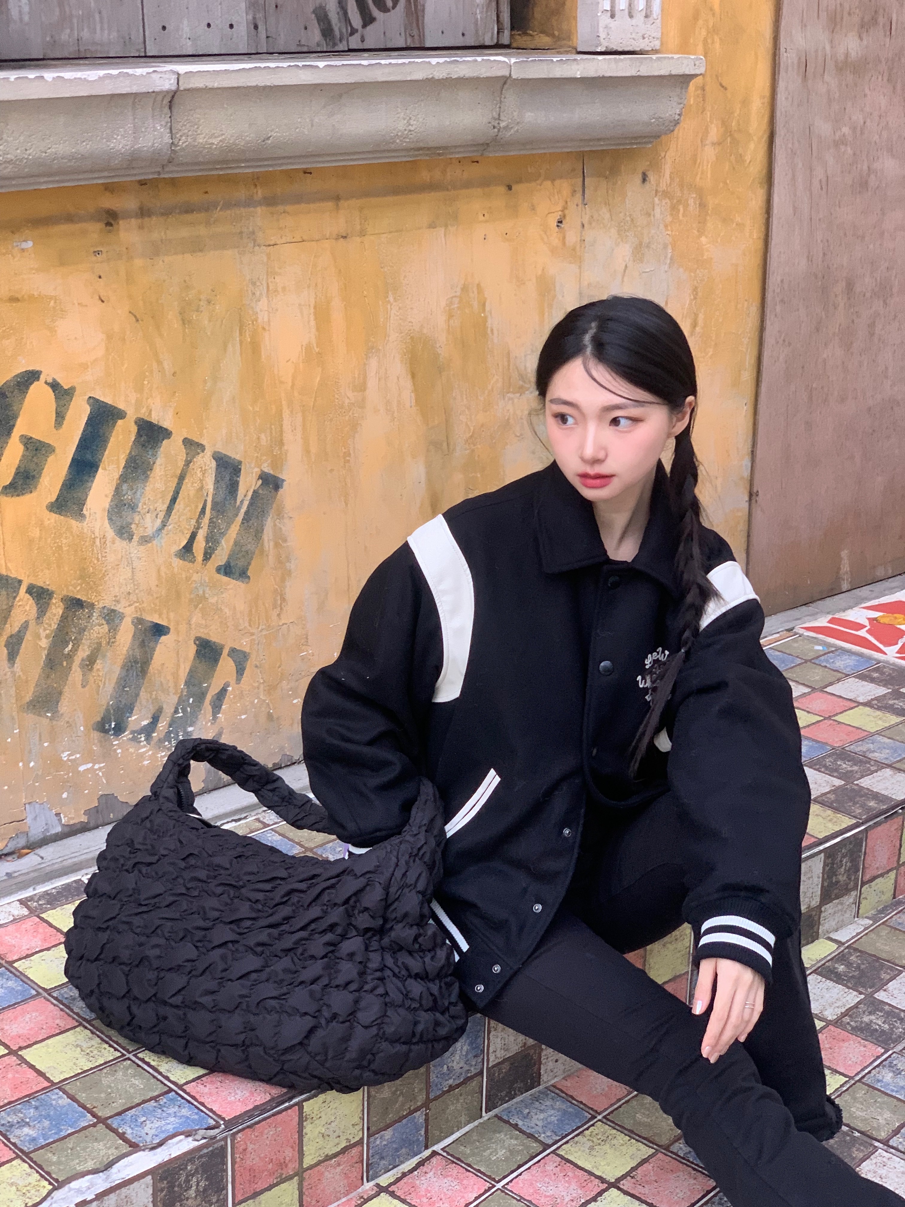 COS Quilted Oversized Shoulder Bag Black 착용 스타일 - 3