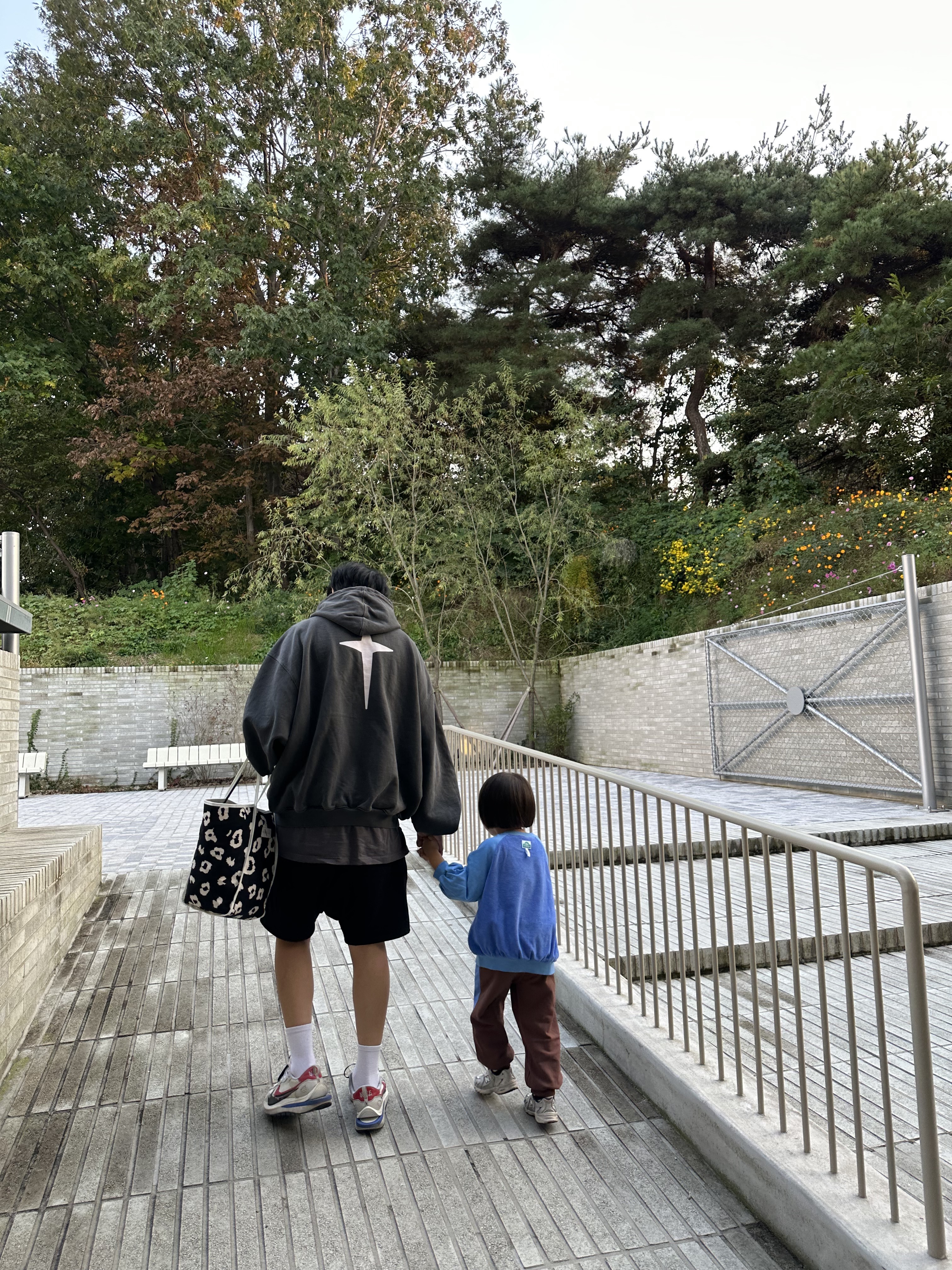 Ourpas 075 Ivy League Hoodie Washed Gray, Nike x Sacai VaporWaffle Royal Fuchsia 착용 스타일 - 1