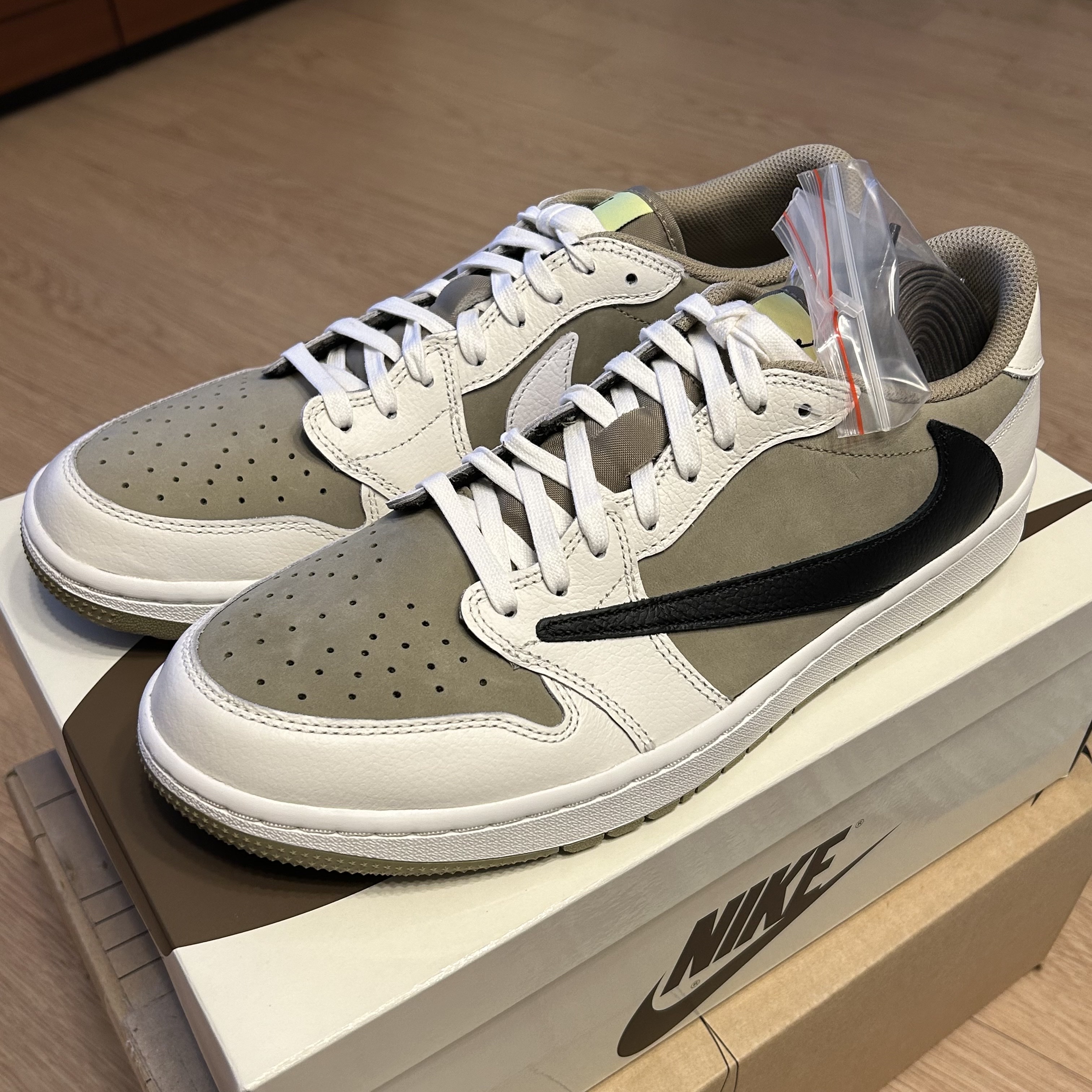 Jordan 1 x Travis Scott Retro Low Golf NRG Neutral Olive 착용 스타일 - 1