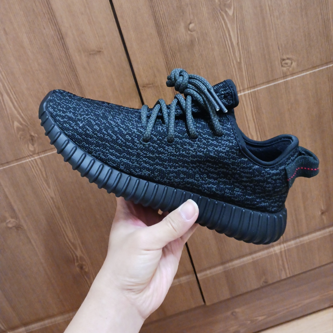 Adidas Yeezy Boost 350 Pirate Black 2023, Adidas Yeezy Boost 350 V2 Carbon 착용 스타일 - 1