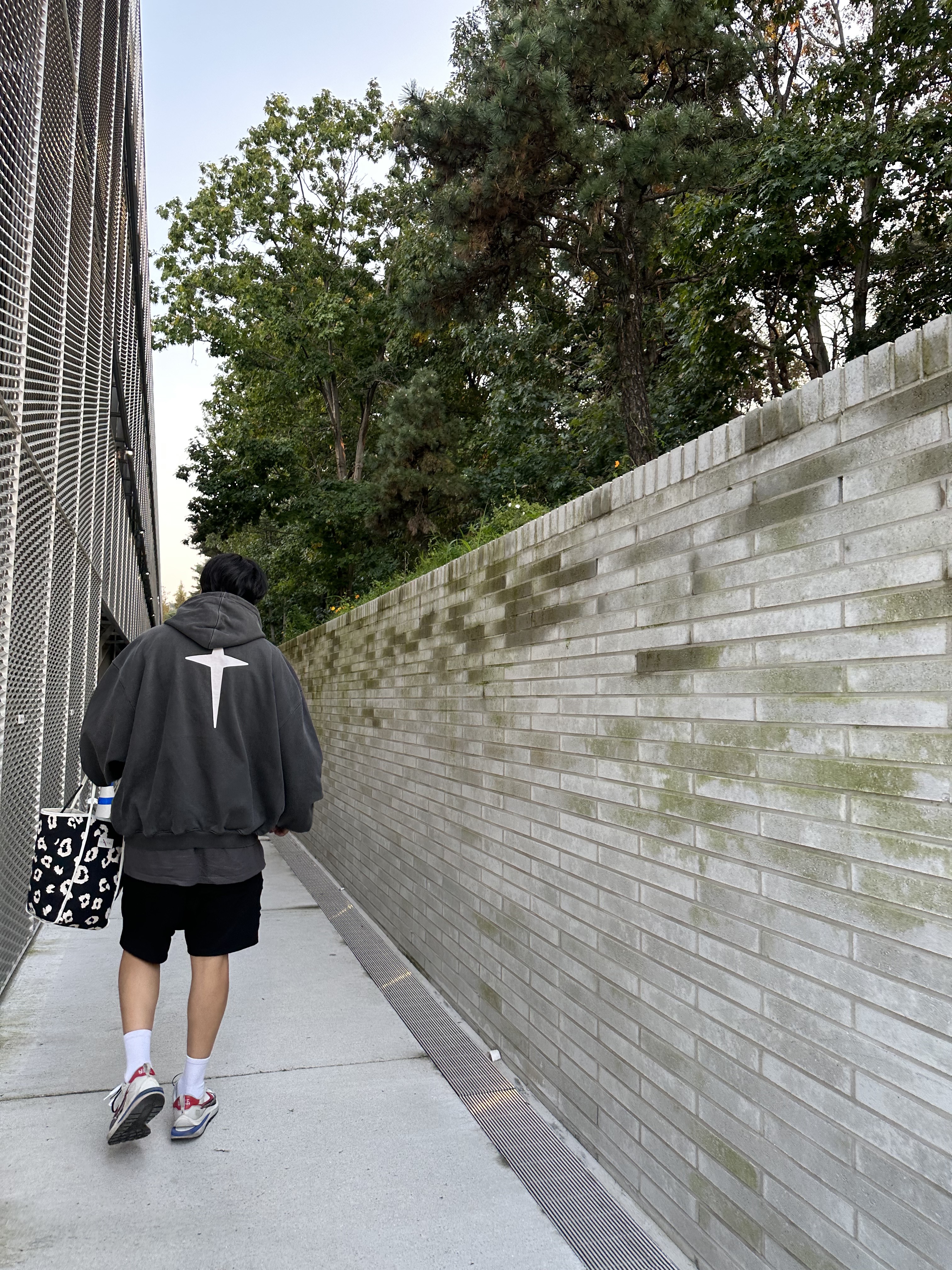 Ourpas 075 Ivy League Hoodie Washed Gray, Nike x Sacai VaporWaffle Royal Fuchsia 착용 스타일 - 2
