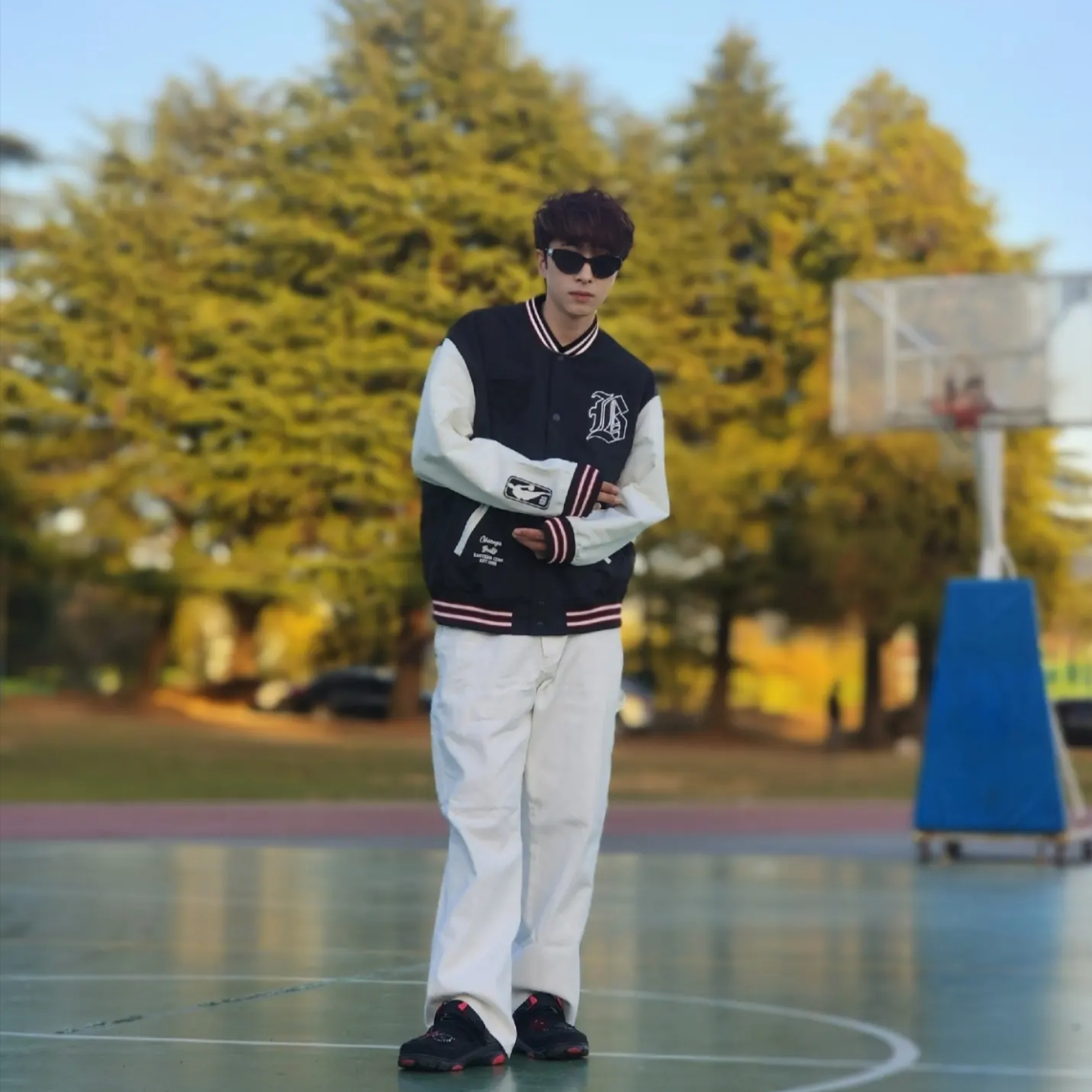 Stussy World Tour T-Shirt Tea 2023, Crocs x Staple Classic All Terrain Clog Black 착용 스타일 - 4