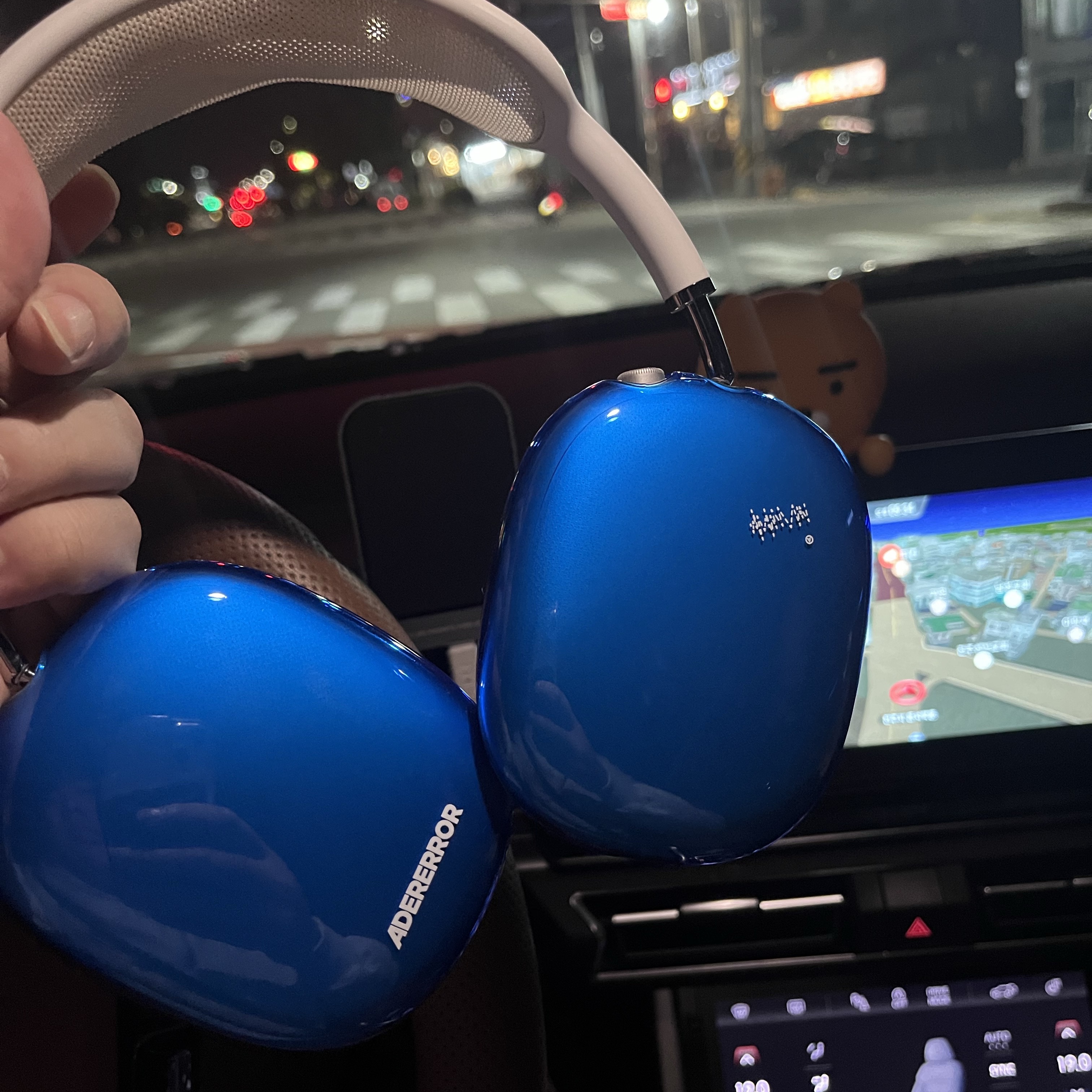 Ader Error Standic AirPods Max Case Z-Blue 착용 스타일