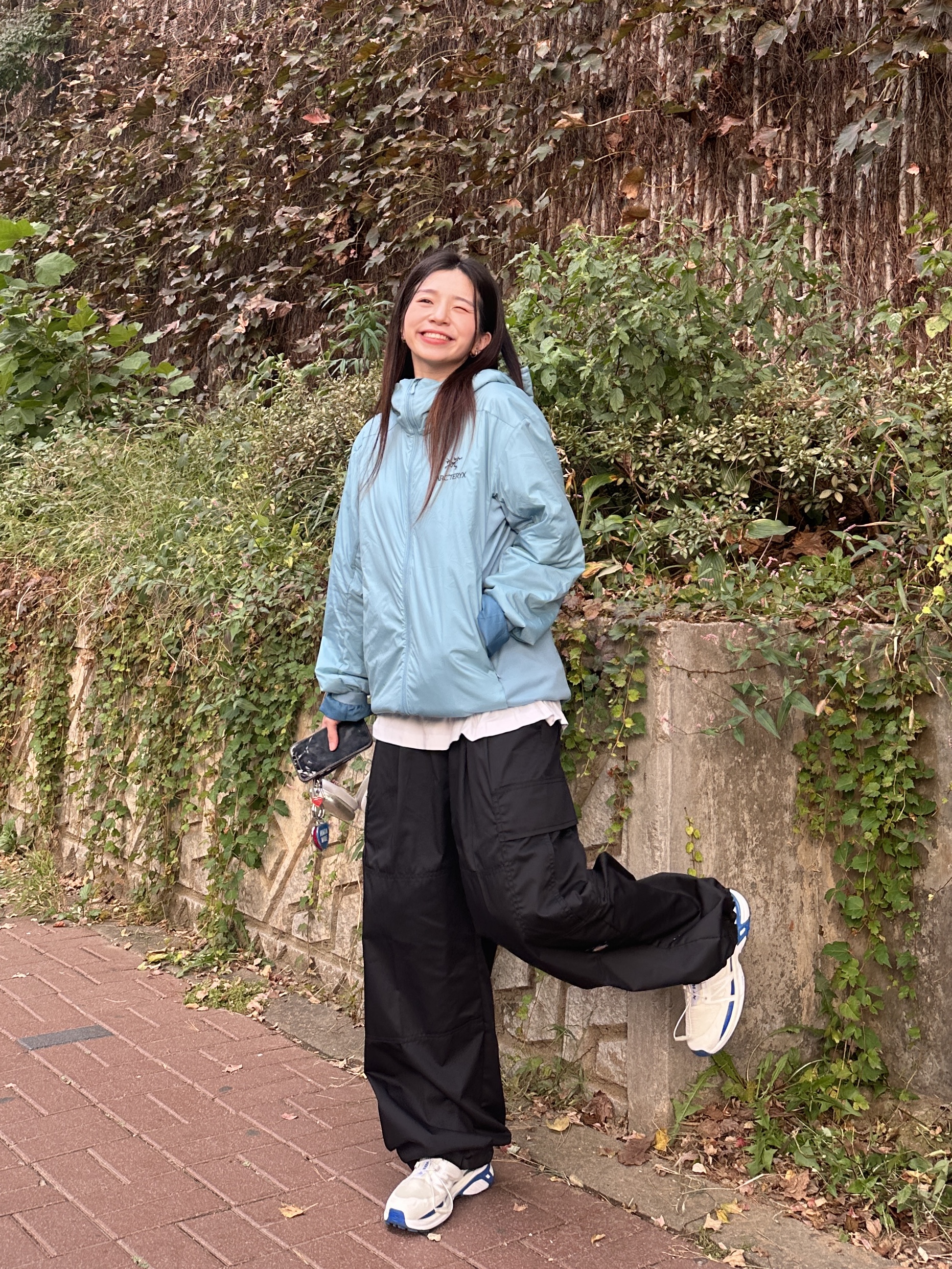 Arc'teryx Atom LT Hoody Solace, Salomon x JJJJound XT-Wings 2 White Lapis Blue 착용 스타일 - 2