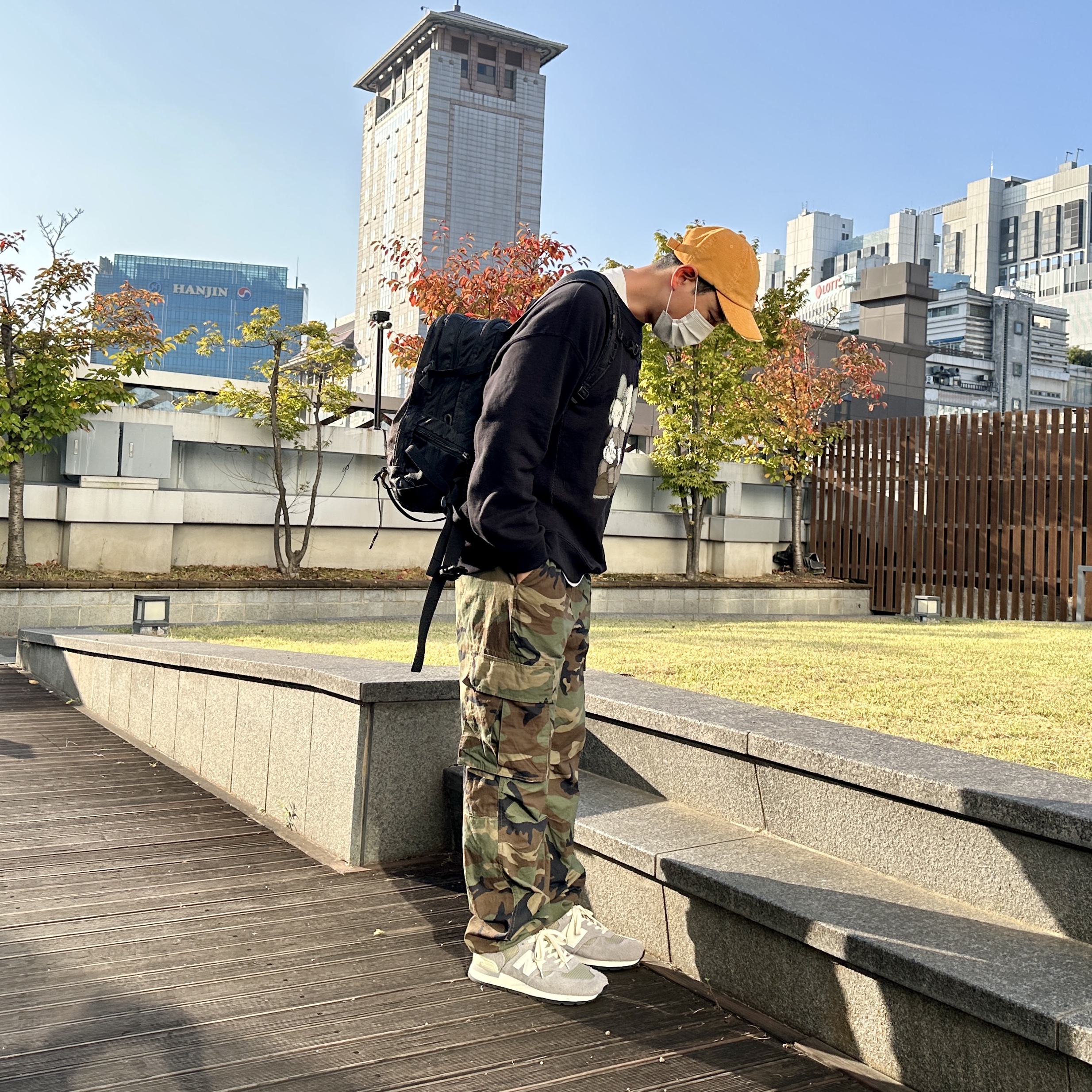 New Balance 990v1 Made in USA Marblehead Incense, Uniqlo UT x Kaws Long Sleeve Sweatshirt Black 착용 스타일 - 5