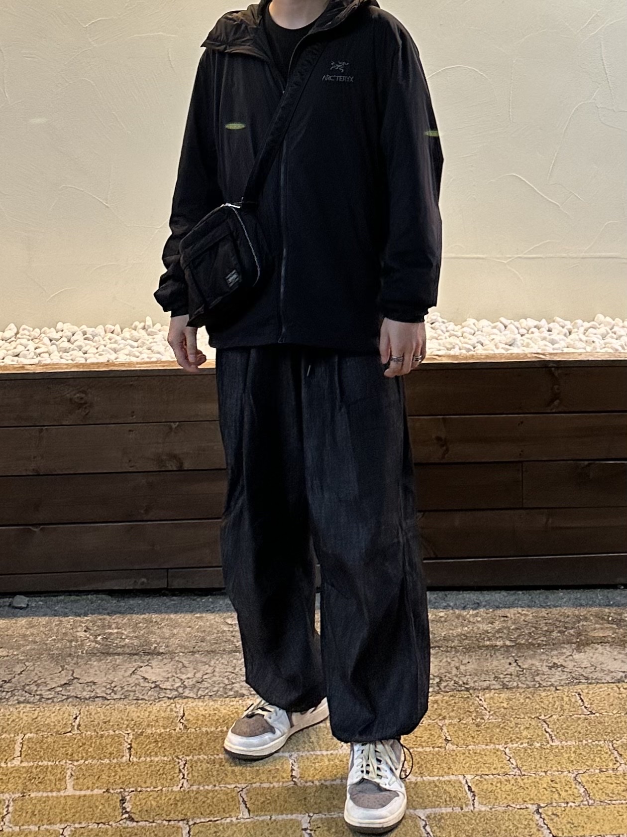 Arc'teryx Atom LT Hoody Black, Jordan 1 x Travis Scott Retro Low OG SP Sail and Ridgerock 착용 스타일 - 2