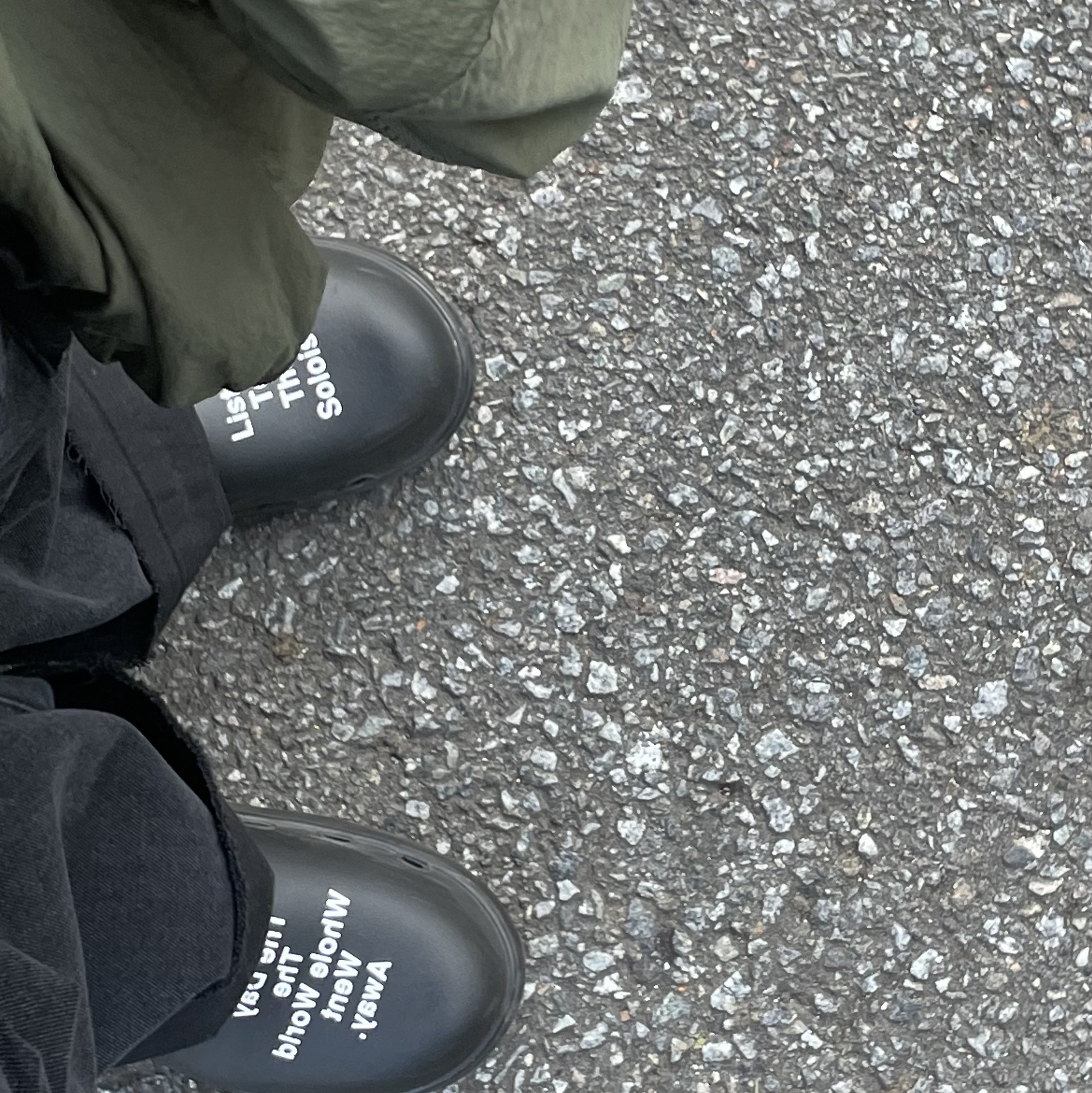 The Museum Visitor 2023 - 2024 Art Love Curved Zipper Windbreaker Khaki, Oofos x Takahiromiyashita The Soloist The Day The Whole World Went Away Clog Black 착용 스타일 - 3