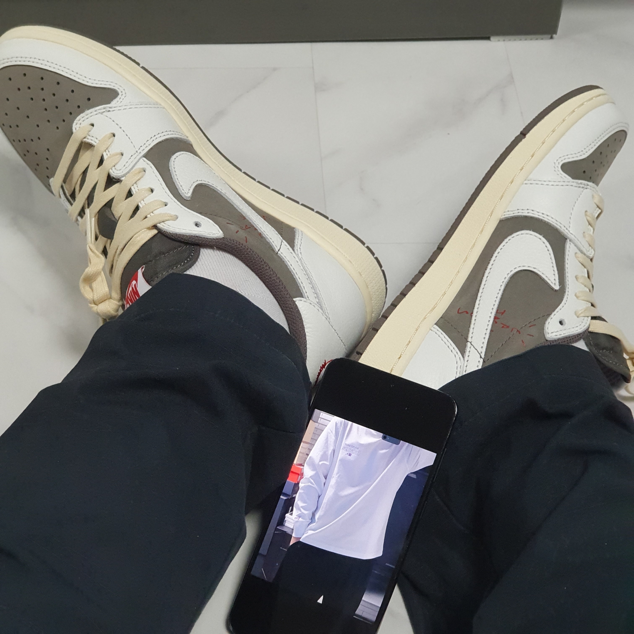 Jordan 1 x Travis Scott Retro Low OG SP Sail and Ridgerock 착용 스타일 - 2