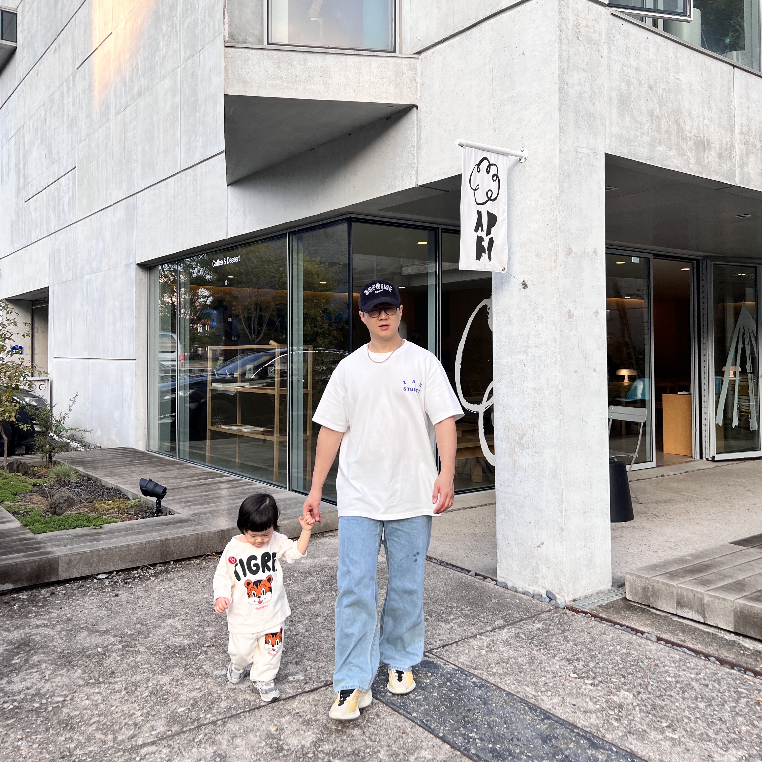 IAB Studio 10th Anniversary T-Shirts Pack White & Black (2 Pack), Adidas Yeezy 700 V3 Mono Safflower 착용 스타일 - 2