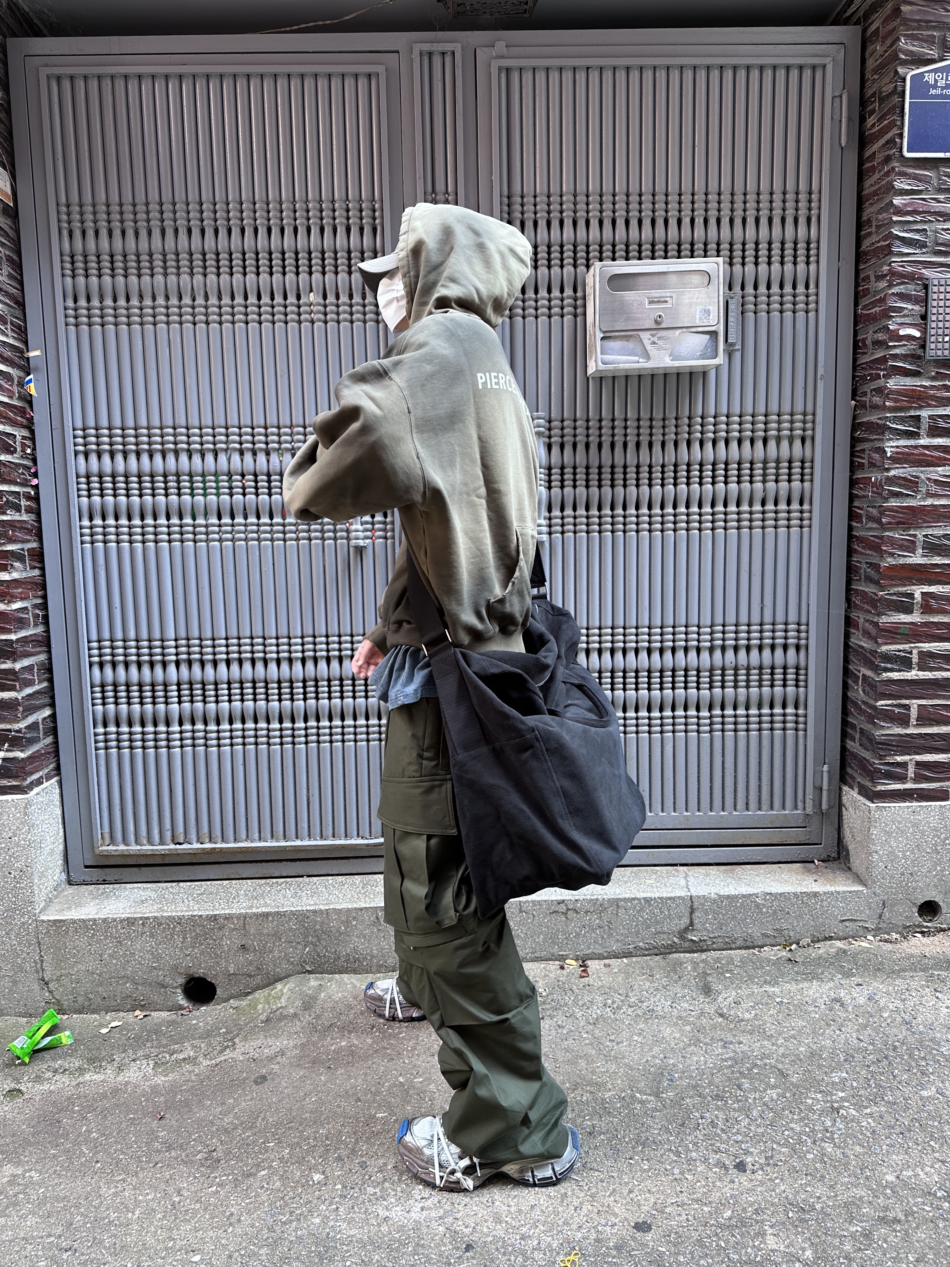 Farfromwhat Far Parachute Big Bag Black, Balenciaga 3XL Sneakers Worn Out Grey White Blue 착용 스타일 - 3