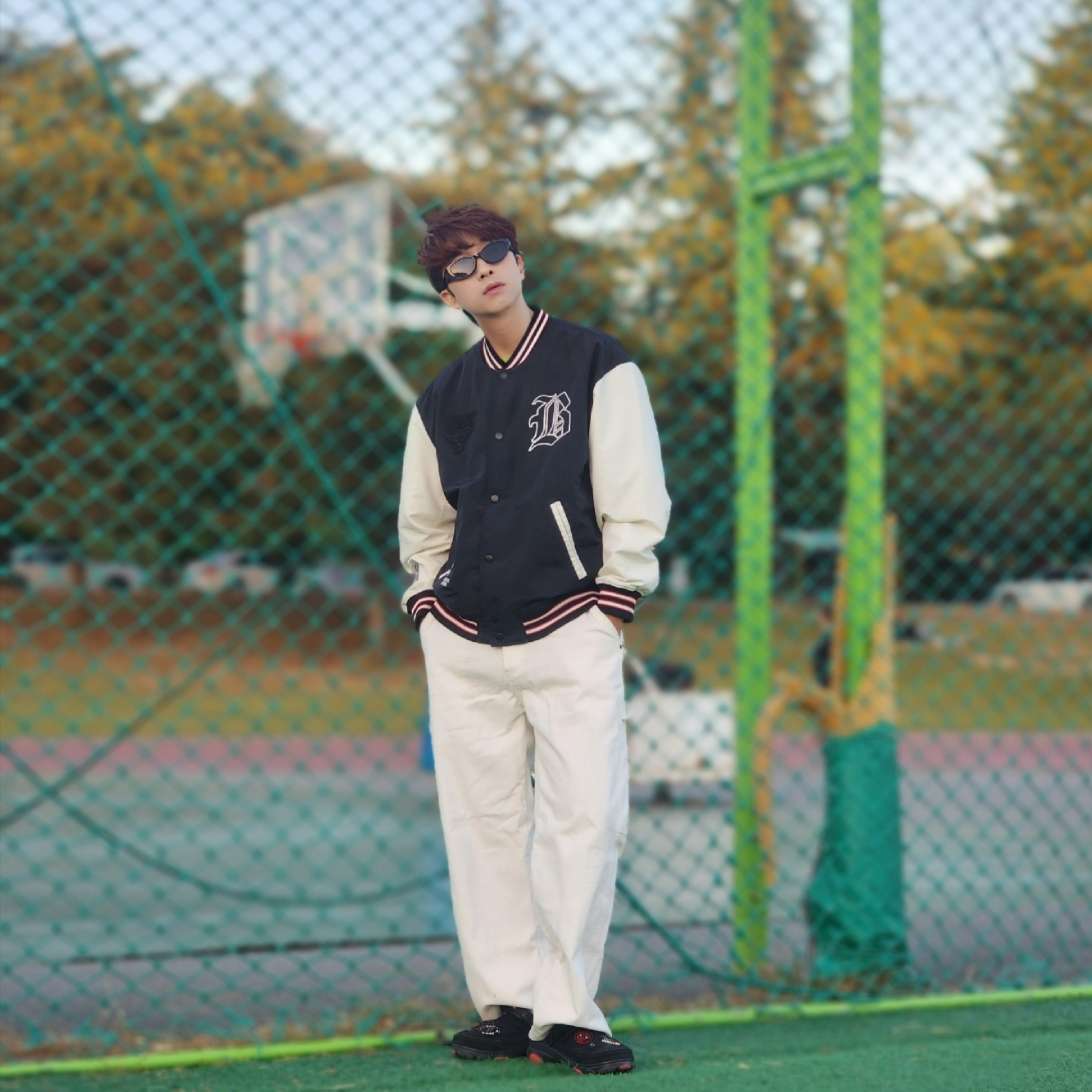 Stussy World Tour T-Shirt Tea 2023, Crocs x Staple Classic All Terrain Clog Black 착용 스타일 - 7