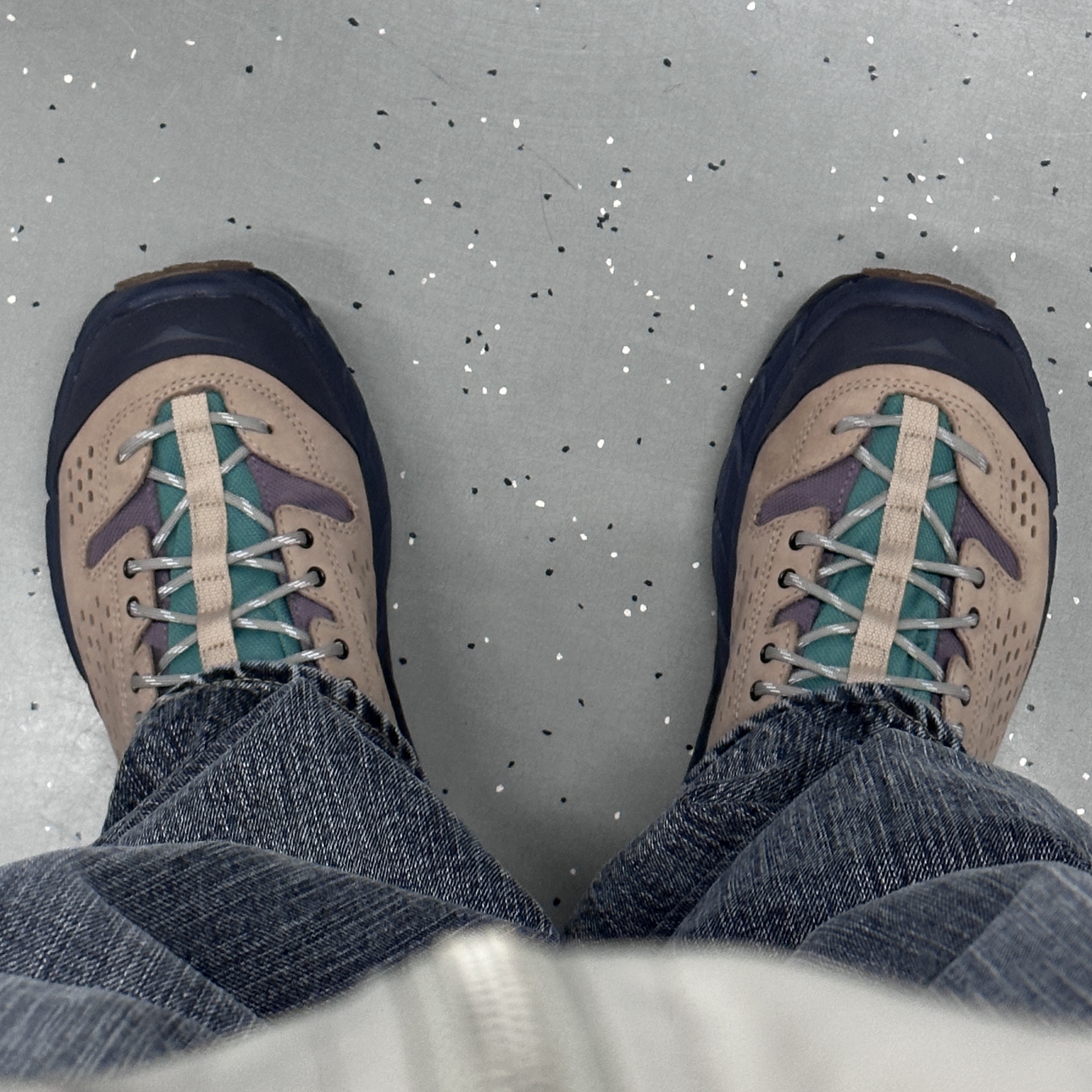 Hoka x Bodega Tor Ultra Low Natural Blazing Yellow 착용 스타일