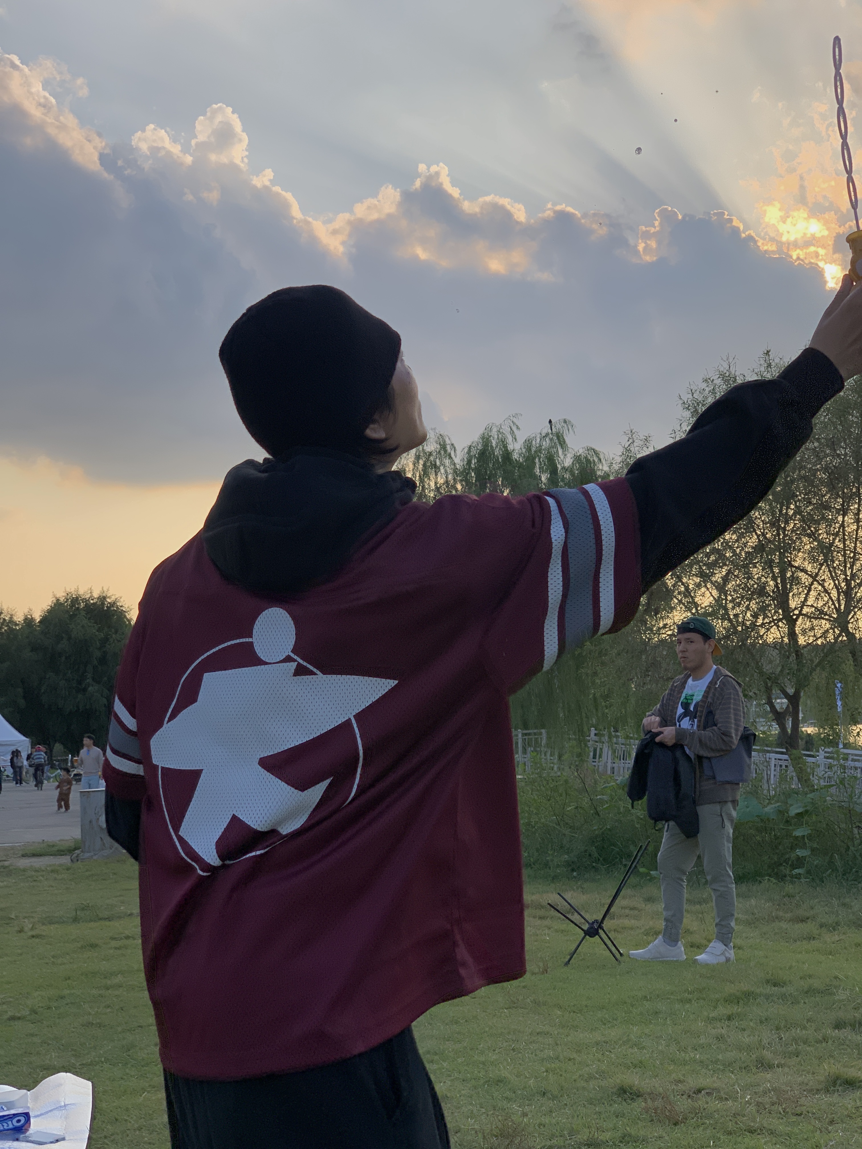 Stussy Surfman Mesh Football Jersey Burgundy, Nike Air Max Plus Black Metallic Silver 착용 스타일 - 3