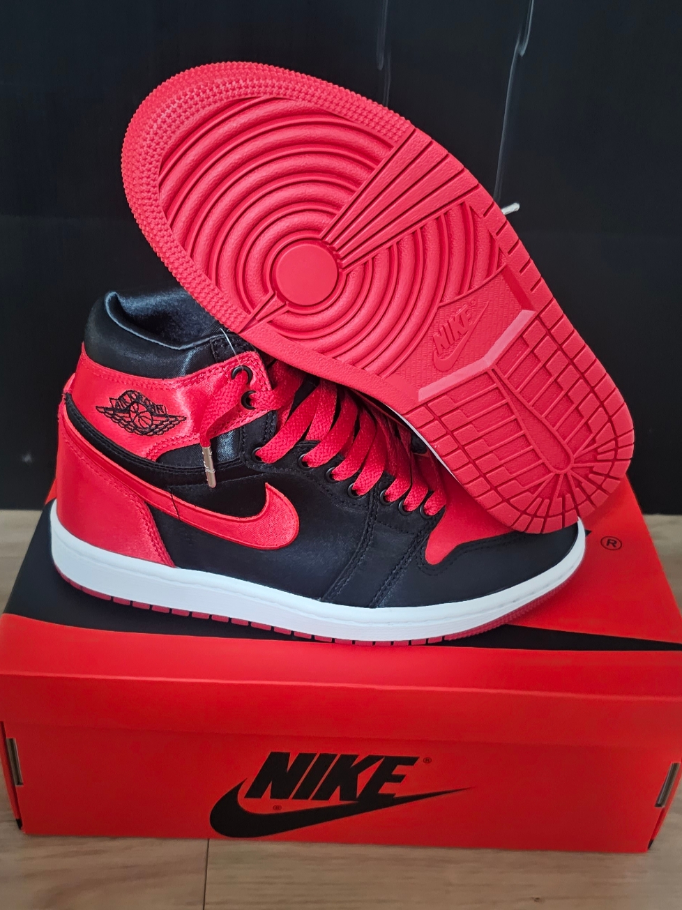 (W) Jordan 1 Retro High OG Satin Bred 착용 스타일 - 4