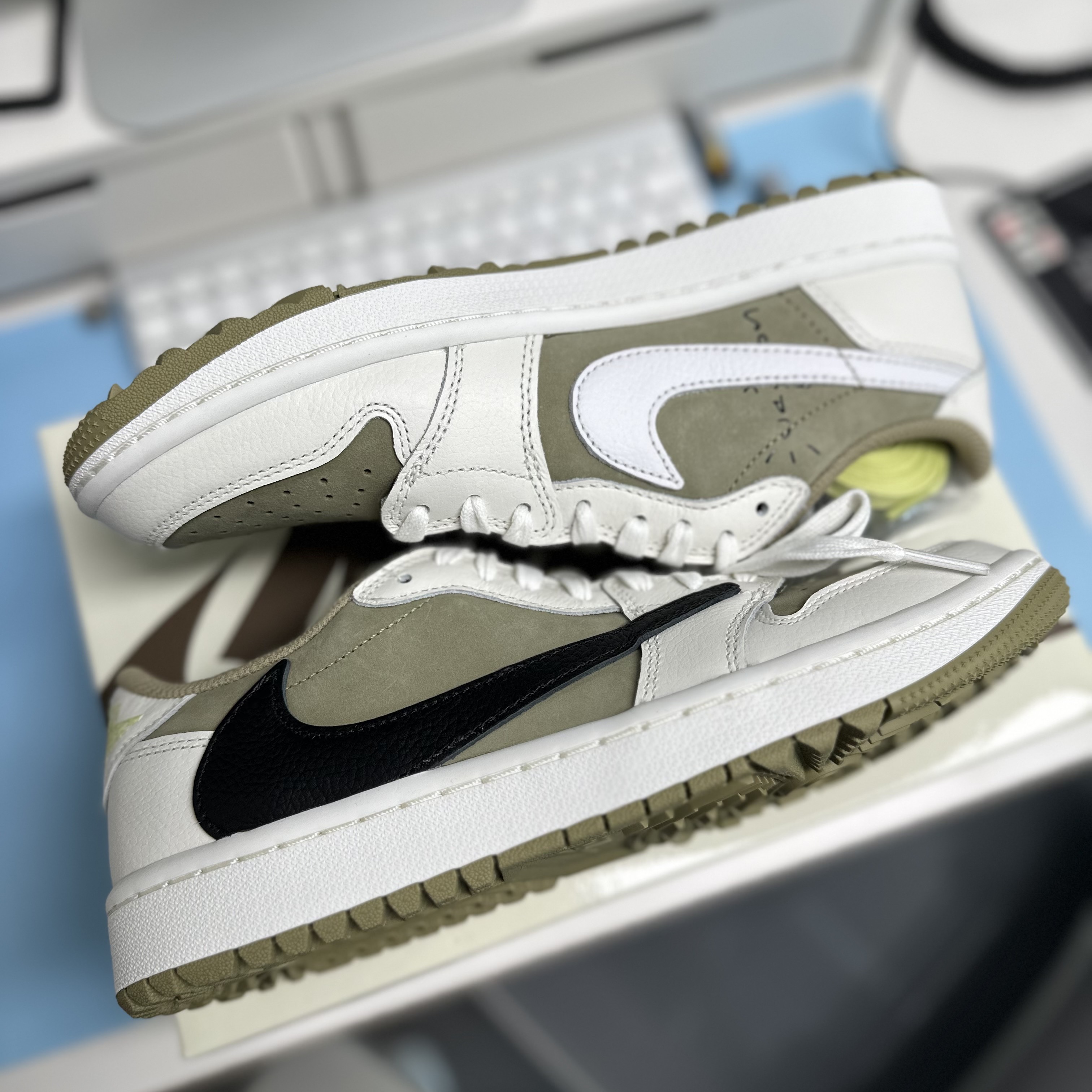 Jordan 1 x Travis Scott Retro Low Golf NRG Neutral Olive 착용 스타일 - 4