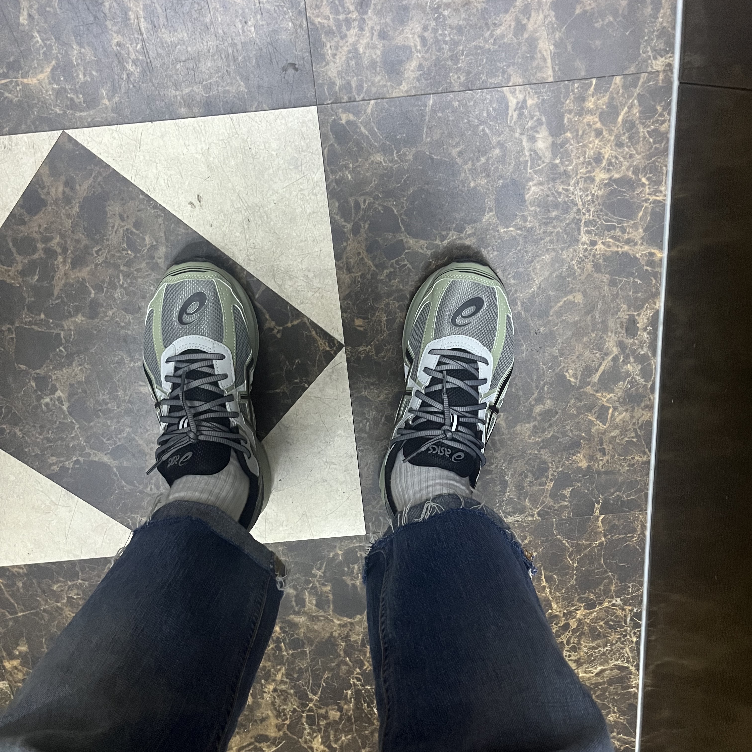 Asics Jog 100 S Sheet Rock - 2E Wide 착용 스타일 - 2