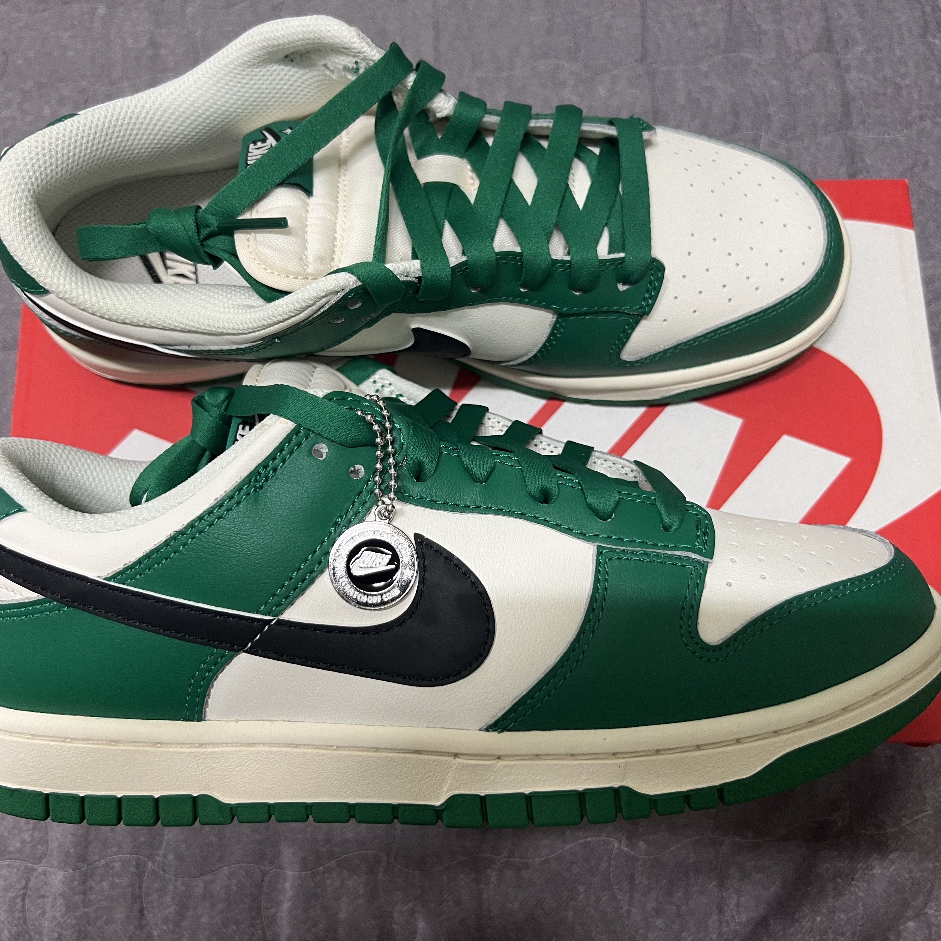 Nike Dunk Low Retro SE Jackpot Malachite, Nike Dunk Low Retro SE Jackpot Grey Fog 착용 스타일 - 1