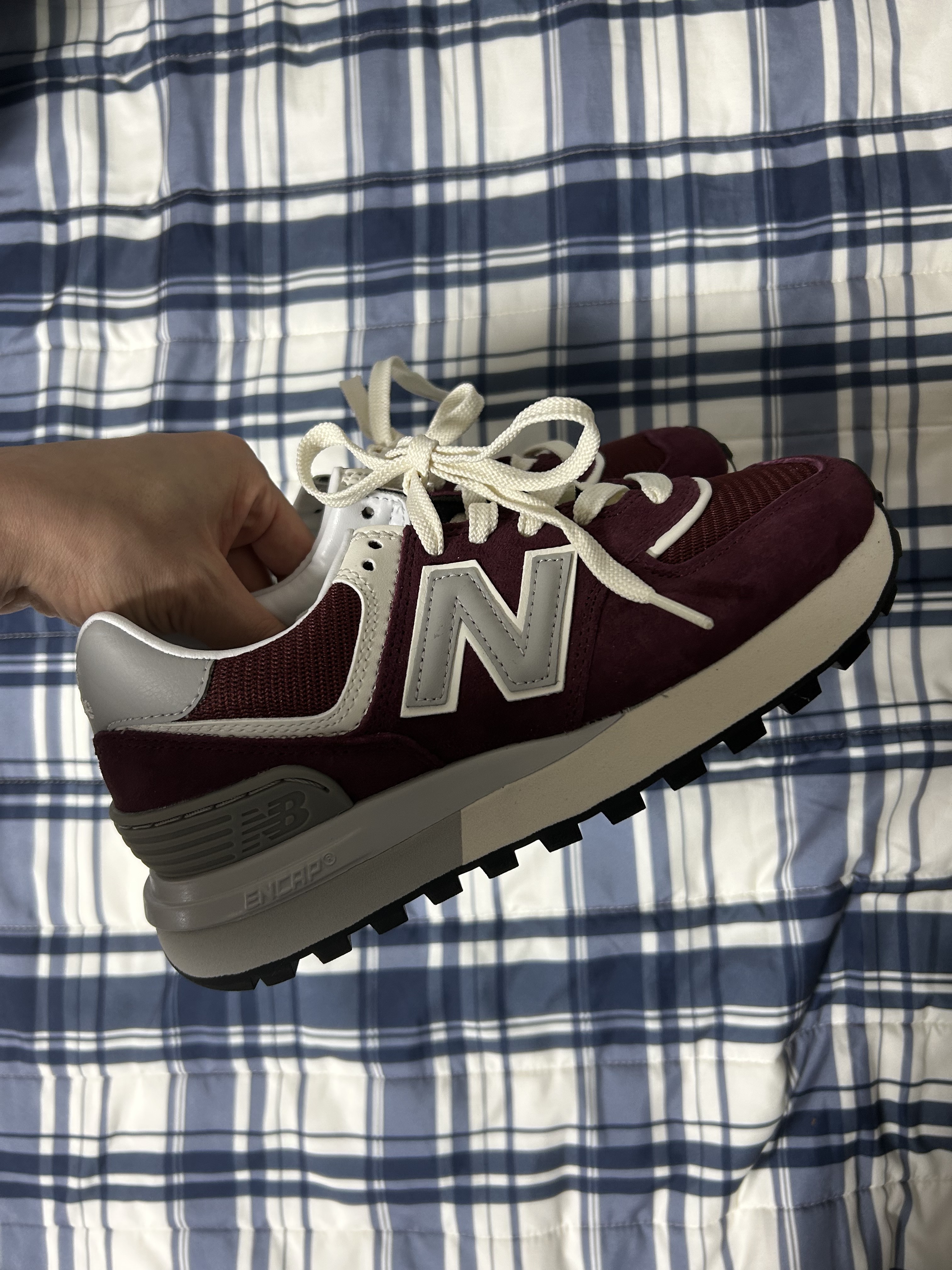 New Balance 574 Legacy Burgundy 착용 스타일 - 1