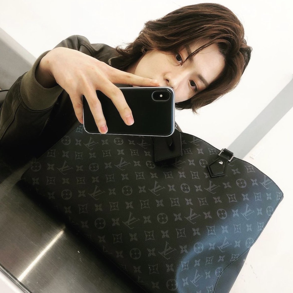 Louis Vuitton Grand Sac Monogram Eclipse 착용 스타일