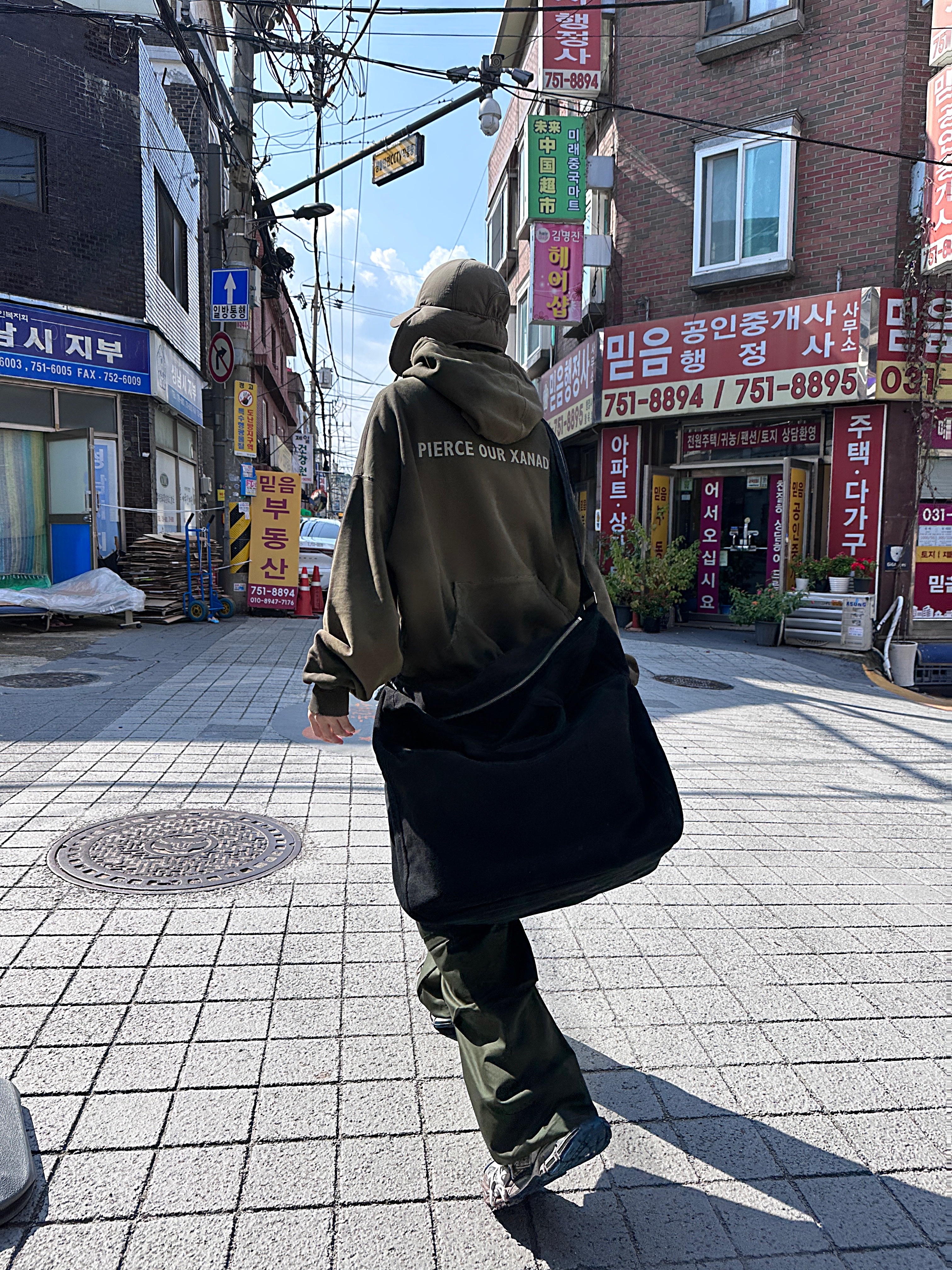 Farfromwhat Far Parachute Big Bag Black, Balenciaga 3XL Sneakers Worn Out Grey White Blue 착용 스타일 - 1