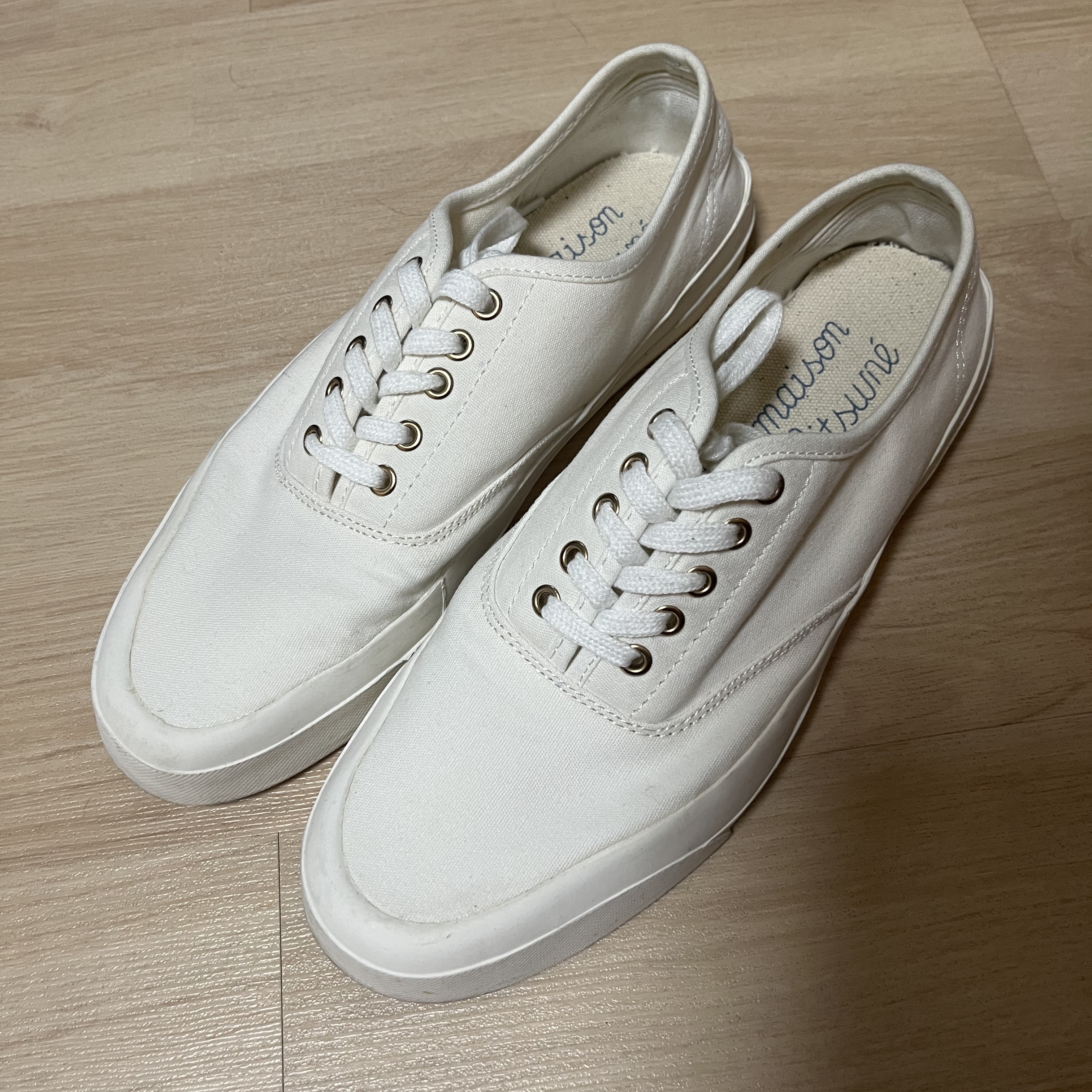 Maison Kitsune Canvas Laced Sneakers White 착용 스타일