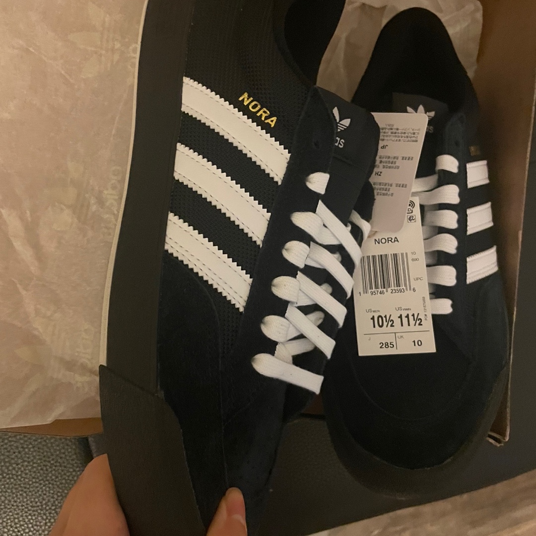 Adidas Nora Core Black Gold Metallic 착용 스타일
