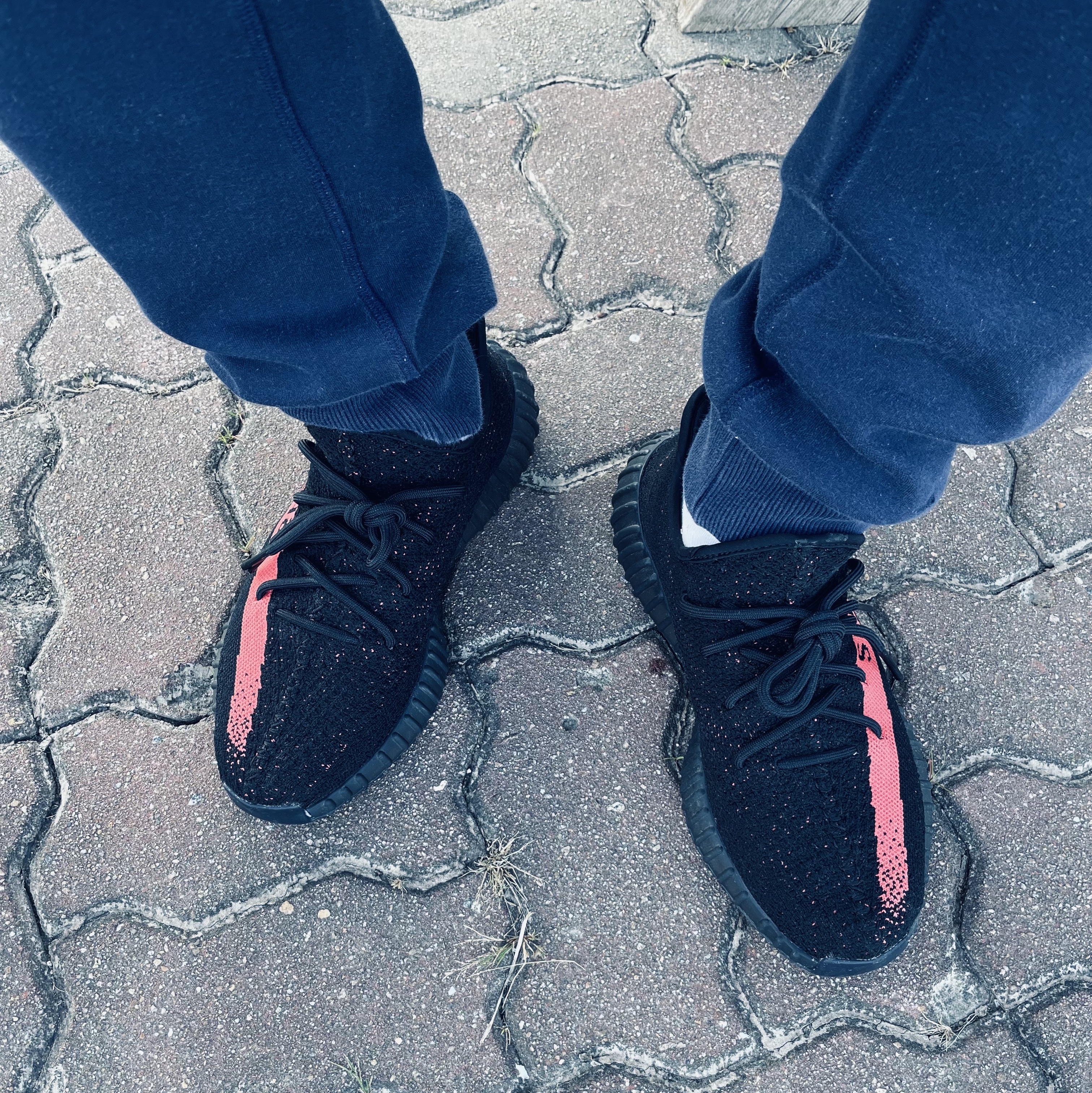 Adidas Yeezy Boost 350 V2 Core Black Red 2022/2023 착용 스타일