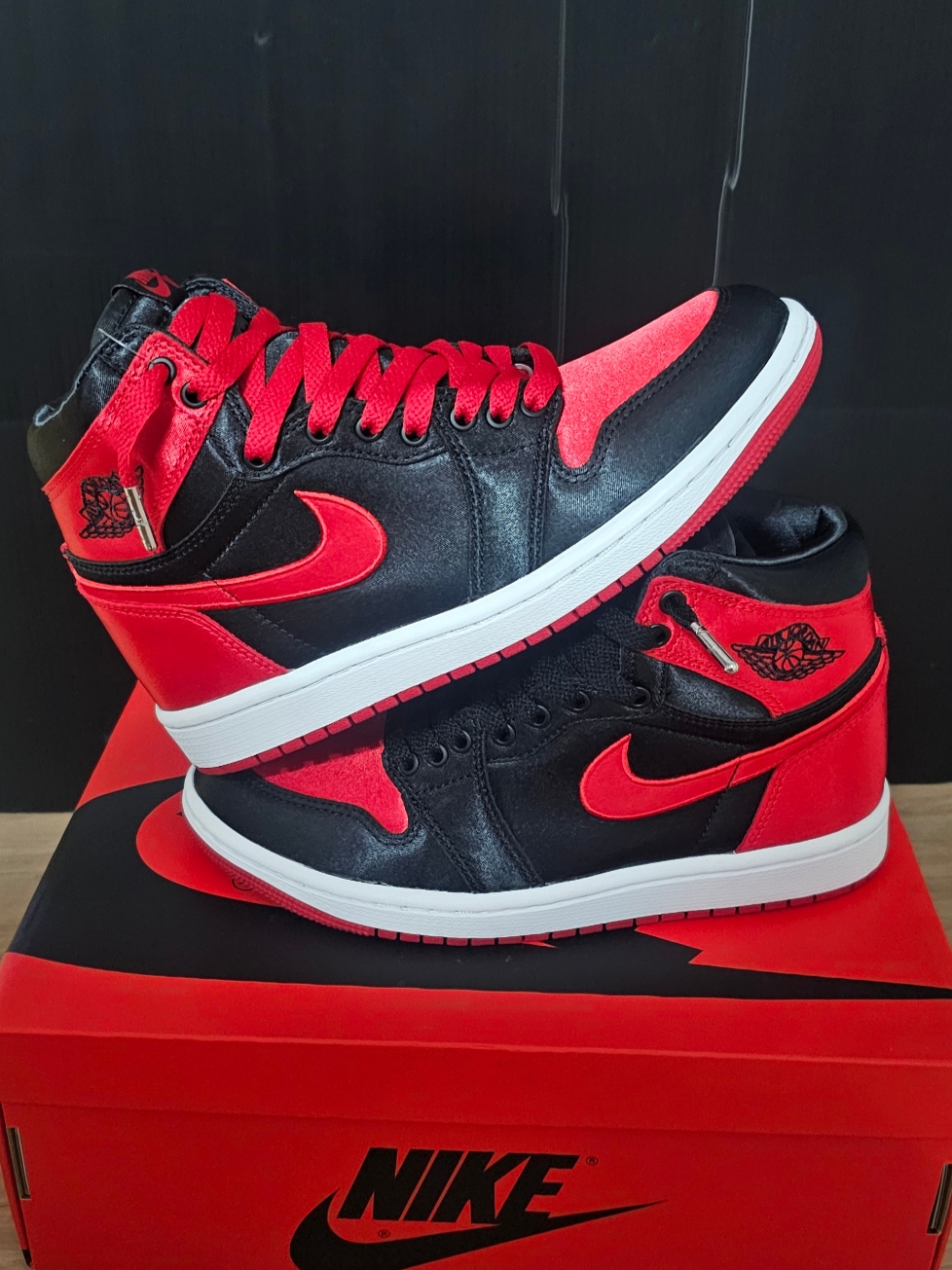 (W) Jordan 1 Retro High OG Satin Bred 착용 스타일 - 2
