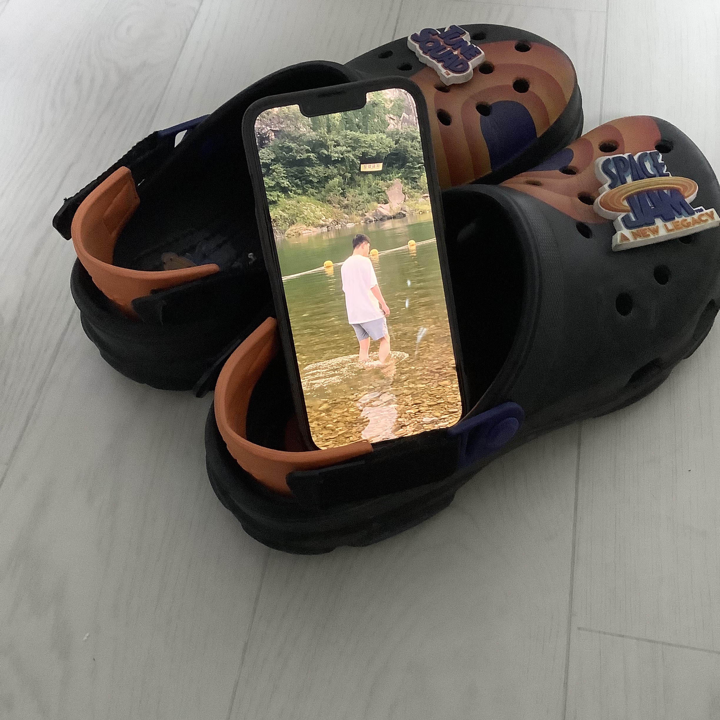 Crocs x Space Jam 2 Classic Clog Black 착용 스타일