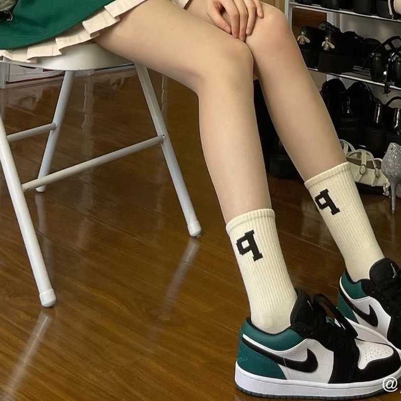 (GS) Jordan 1 Low Black Mystic Green 착용 스타일 - 1