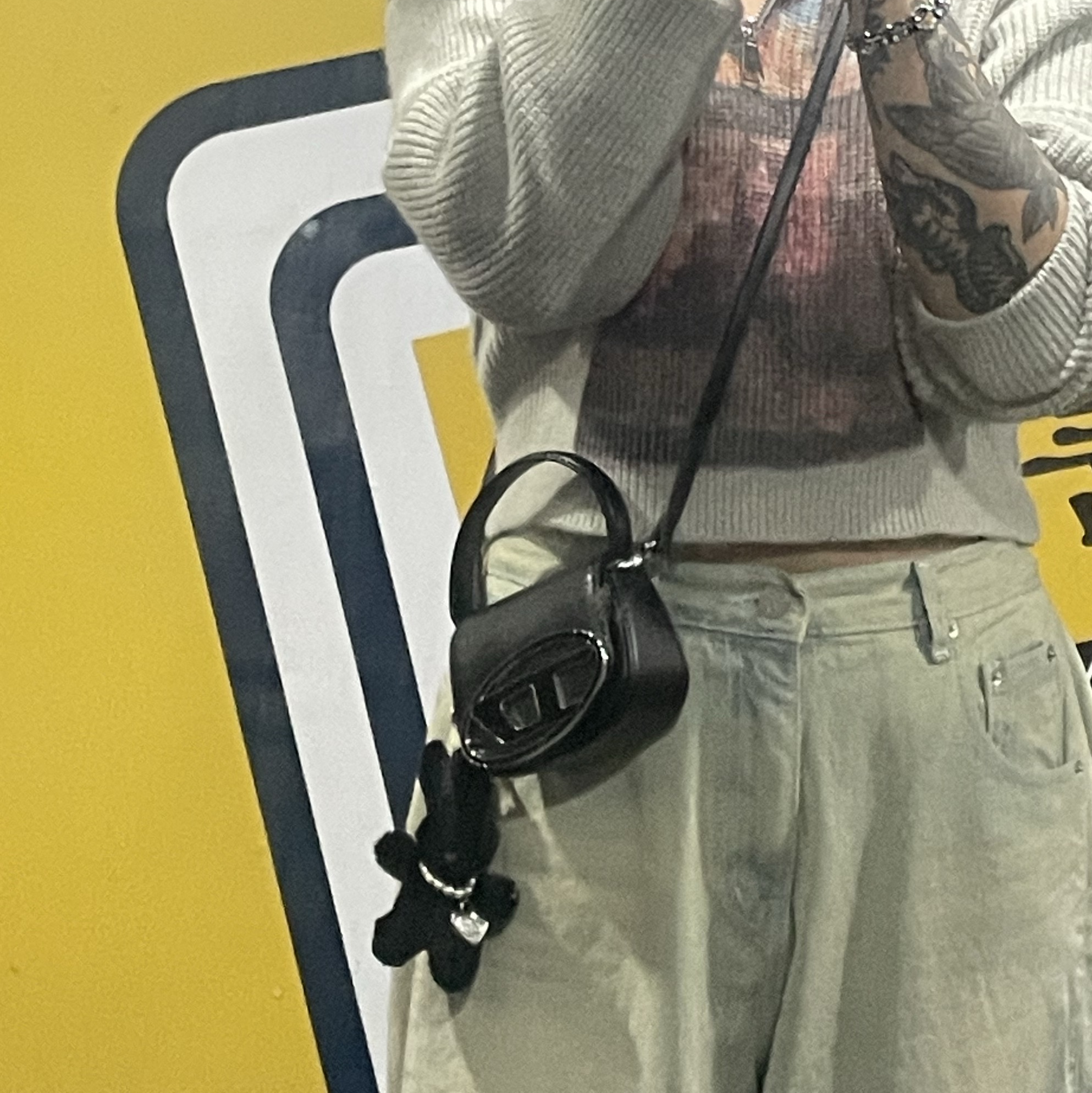Diesel 1DR Mini Bag Plaque Black 착용 스타일 - 1
