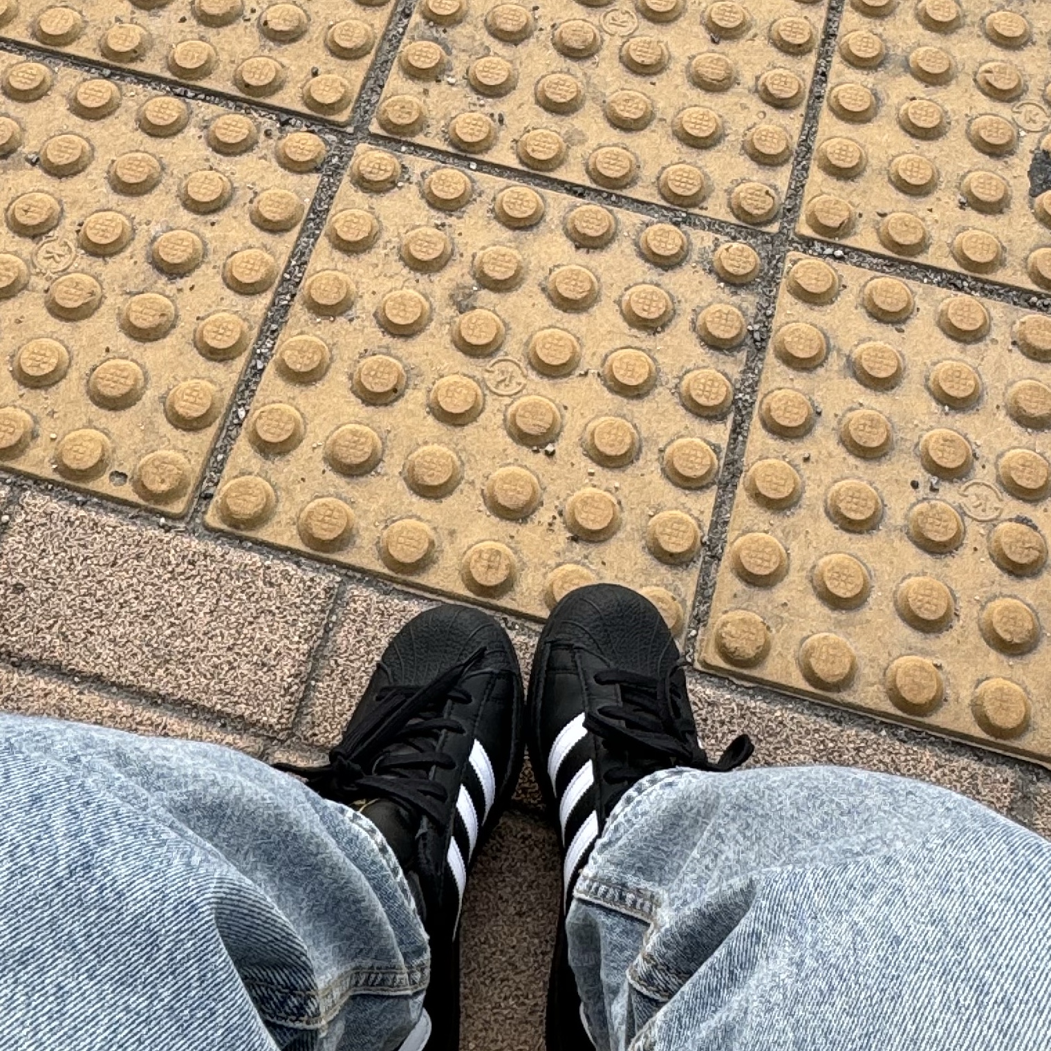 Adidas Superstar Core Black White 착용 스타일