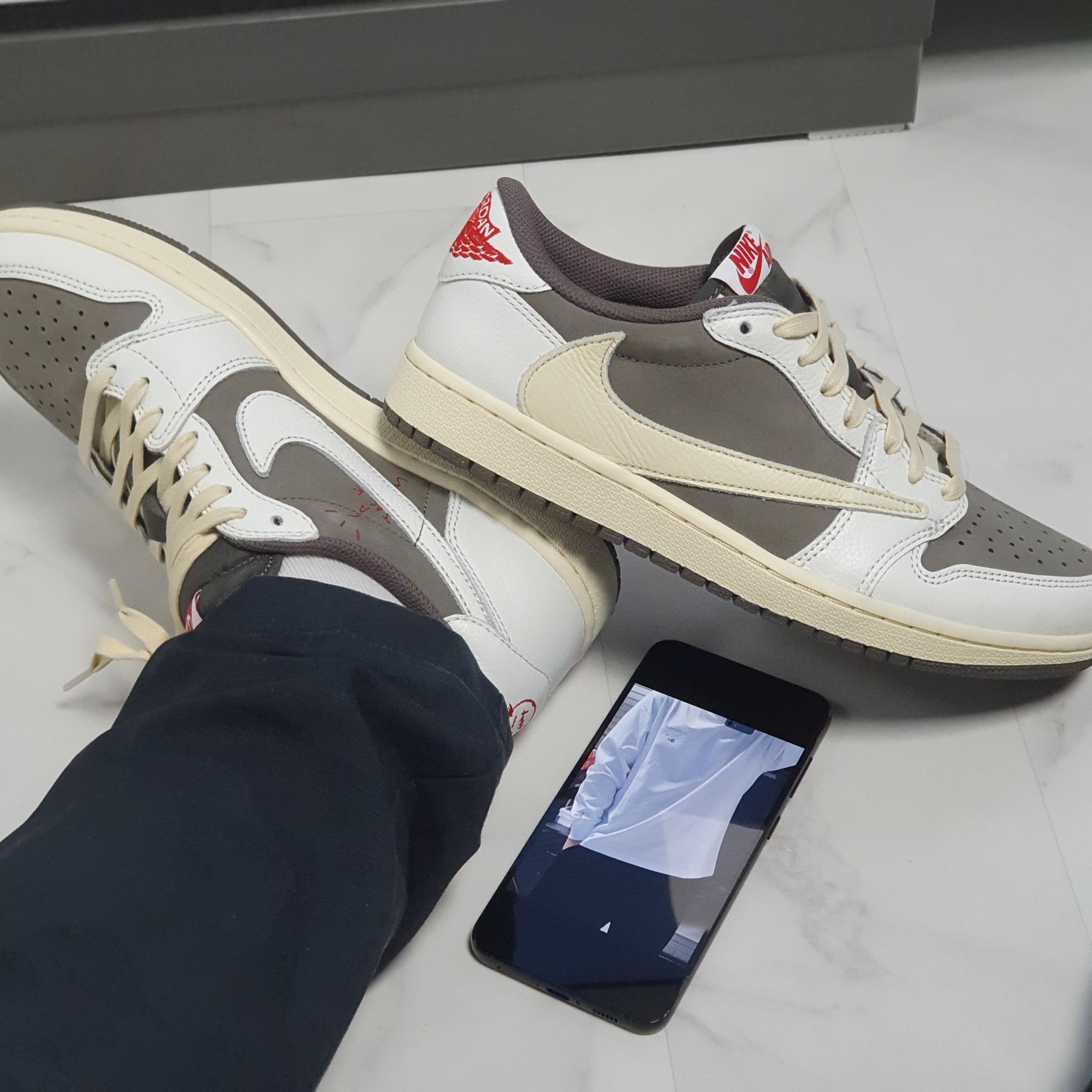 Jordan 1 x Travis Scott Retro Low OG SP Sail and Ridgerock 착용 스타일 - 1
