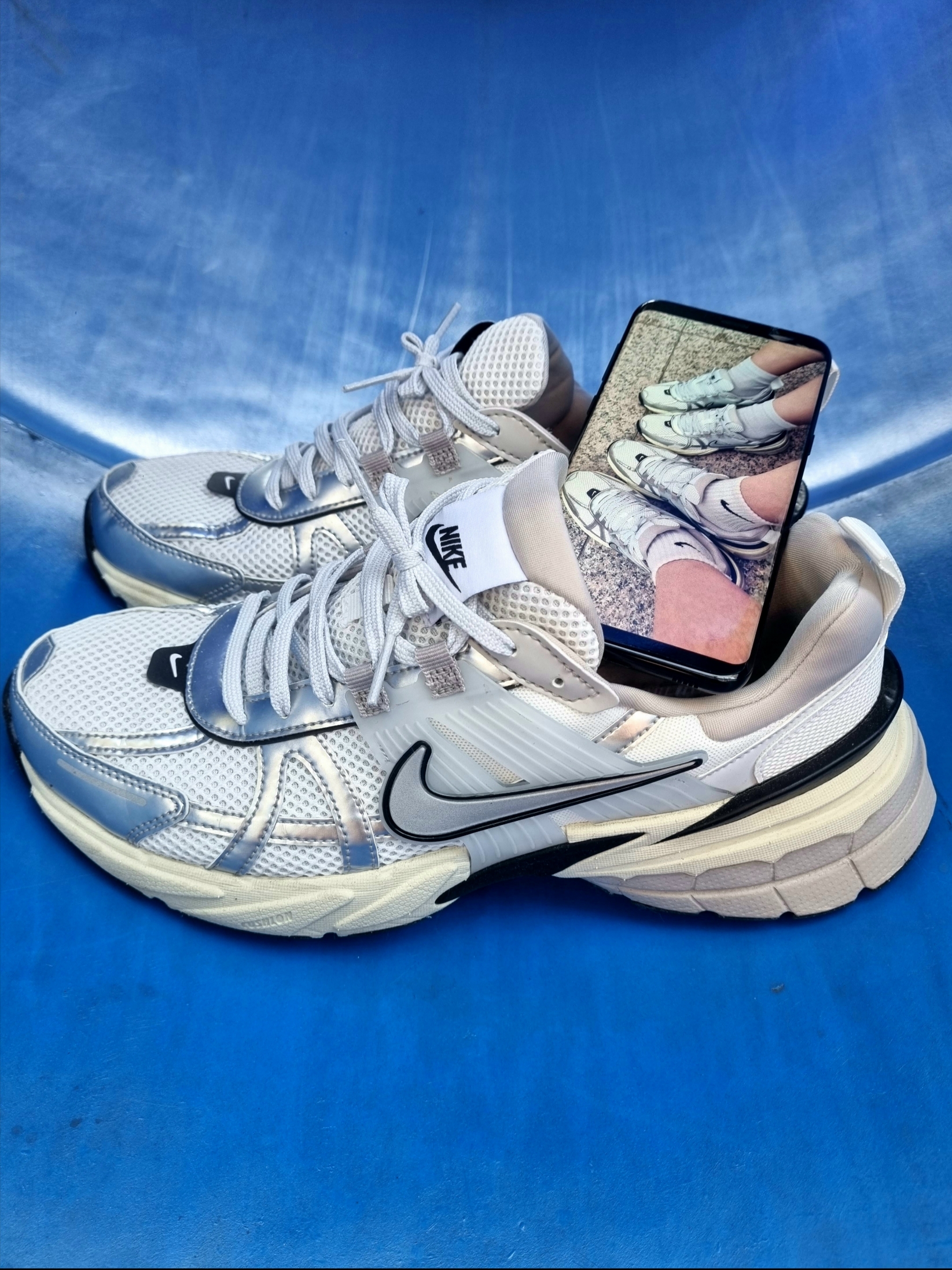 Nike V2K Run Summit White Metallic Silver 착용 스타일 - 2