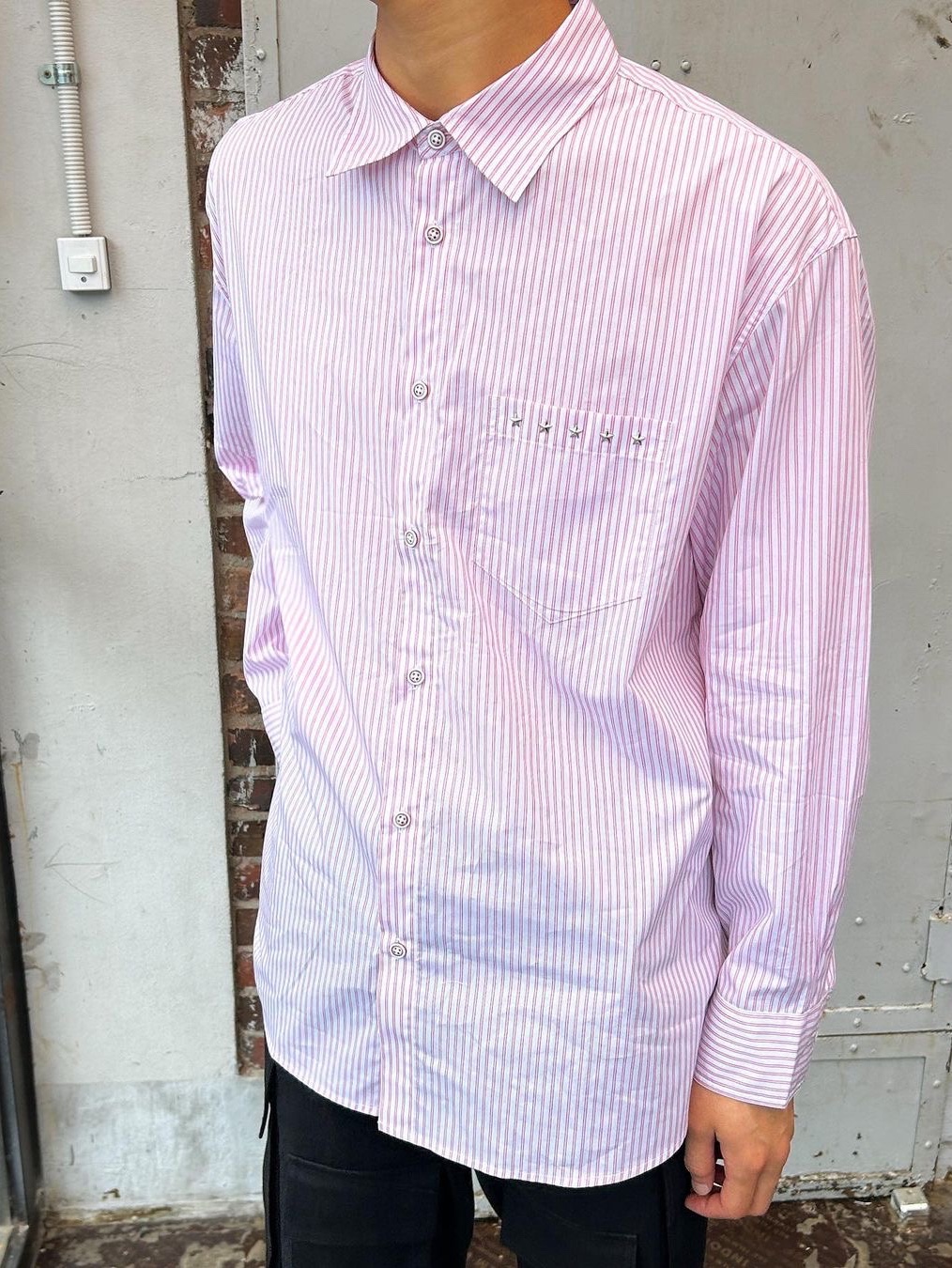 The Museum Visitor Five Star Stud Pocket Shirts Blue, The Museum Visitor Five Star Stud Pocket Shirts Red 착용 스타일 - 2