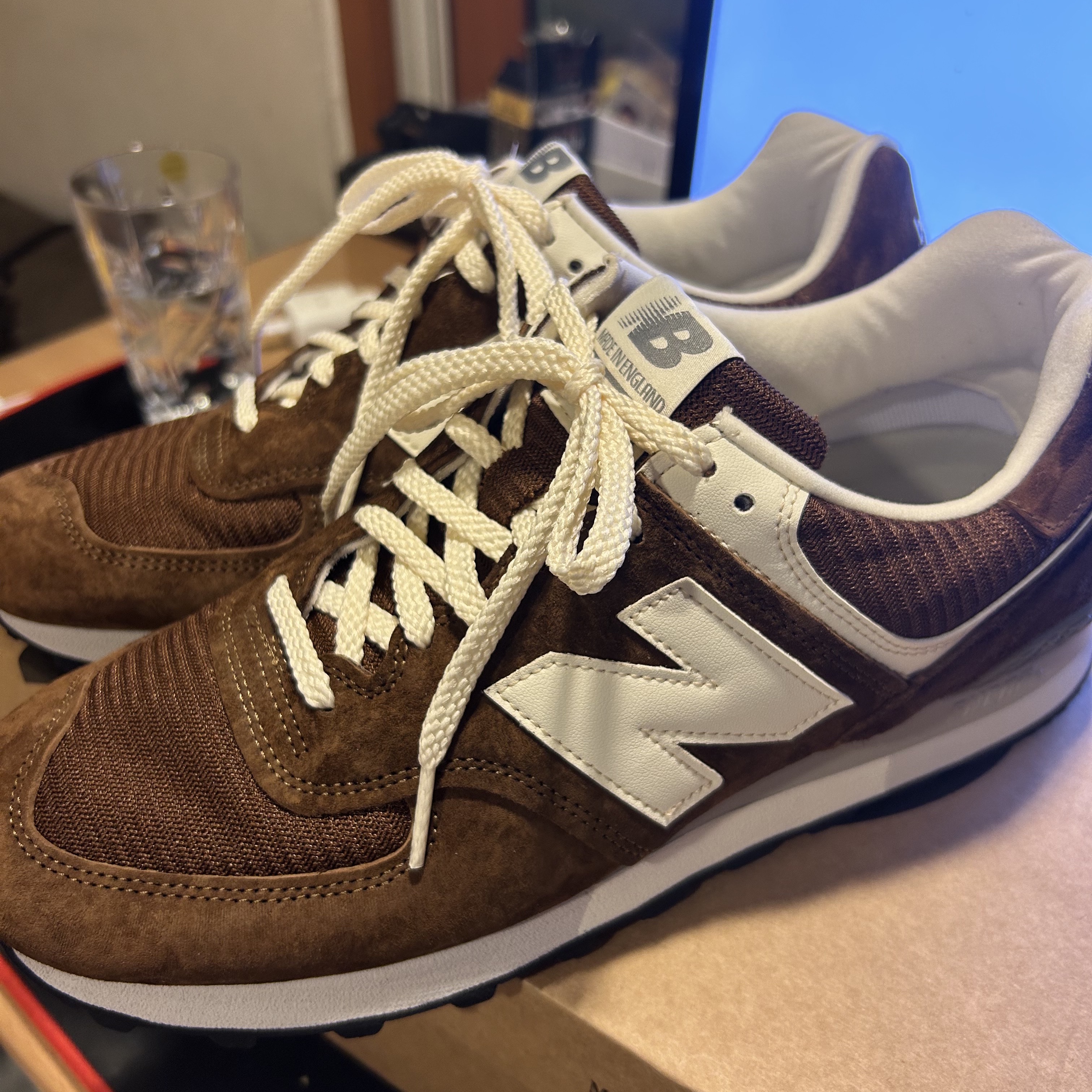 New Balance 576 Made in UK Monks Robe Coconut Milk 착용 스타일 - 1