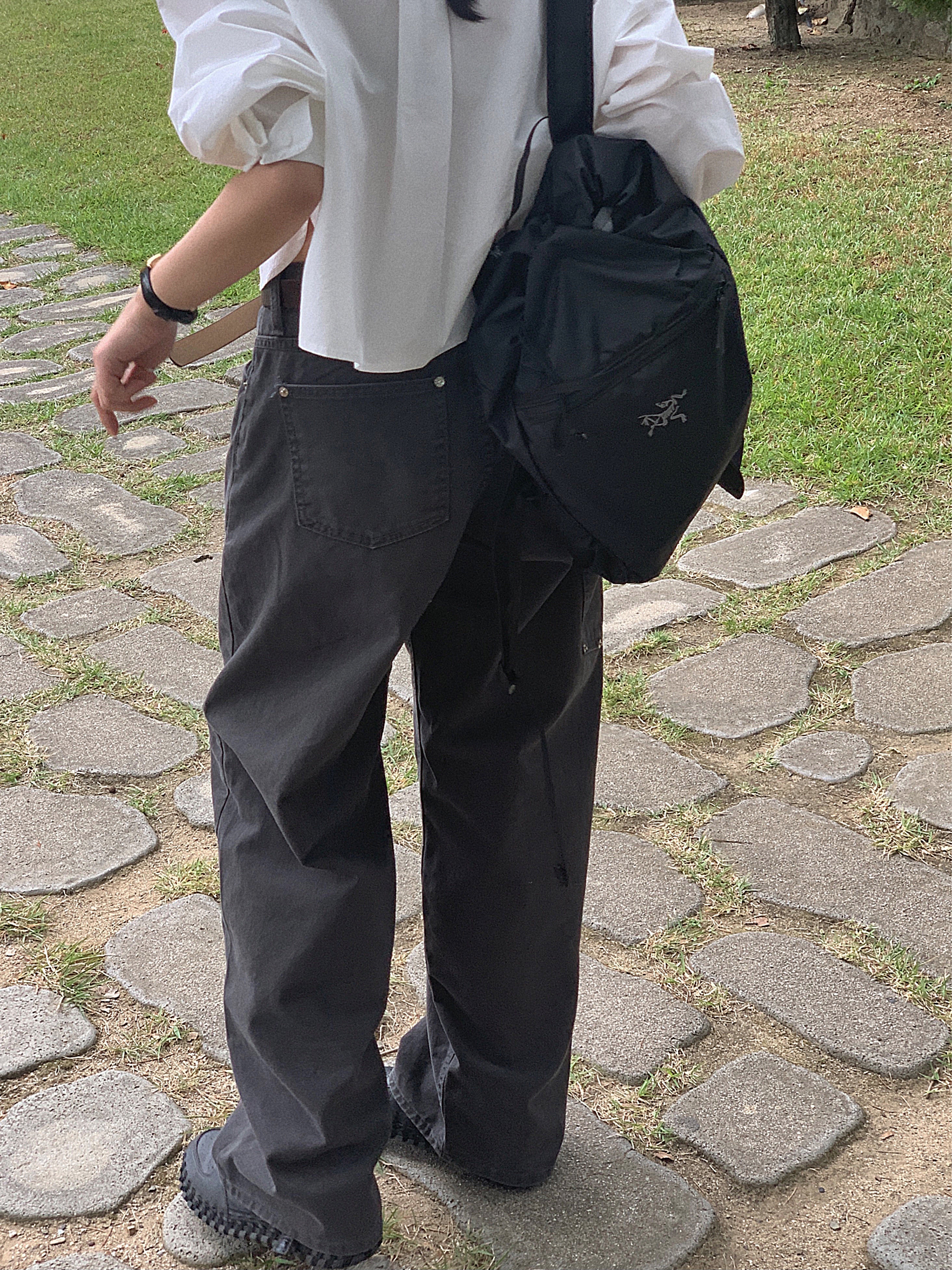 Nike x Jacquemus J Force 1 Low LX SP Black, Arc'teryx Heliad 10 Backpack Black 착용 스타일 - 3