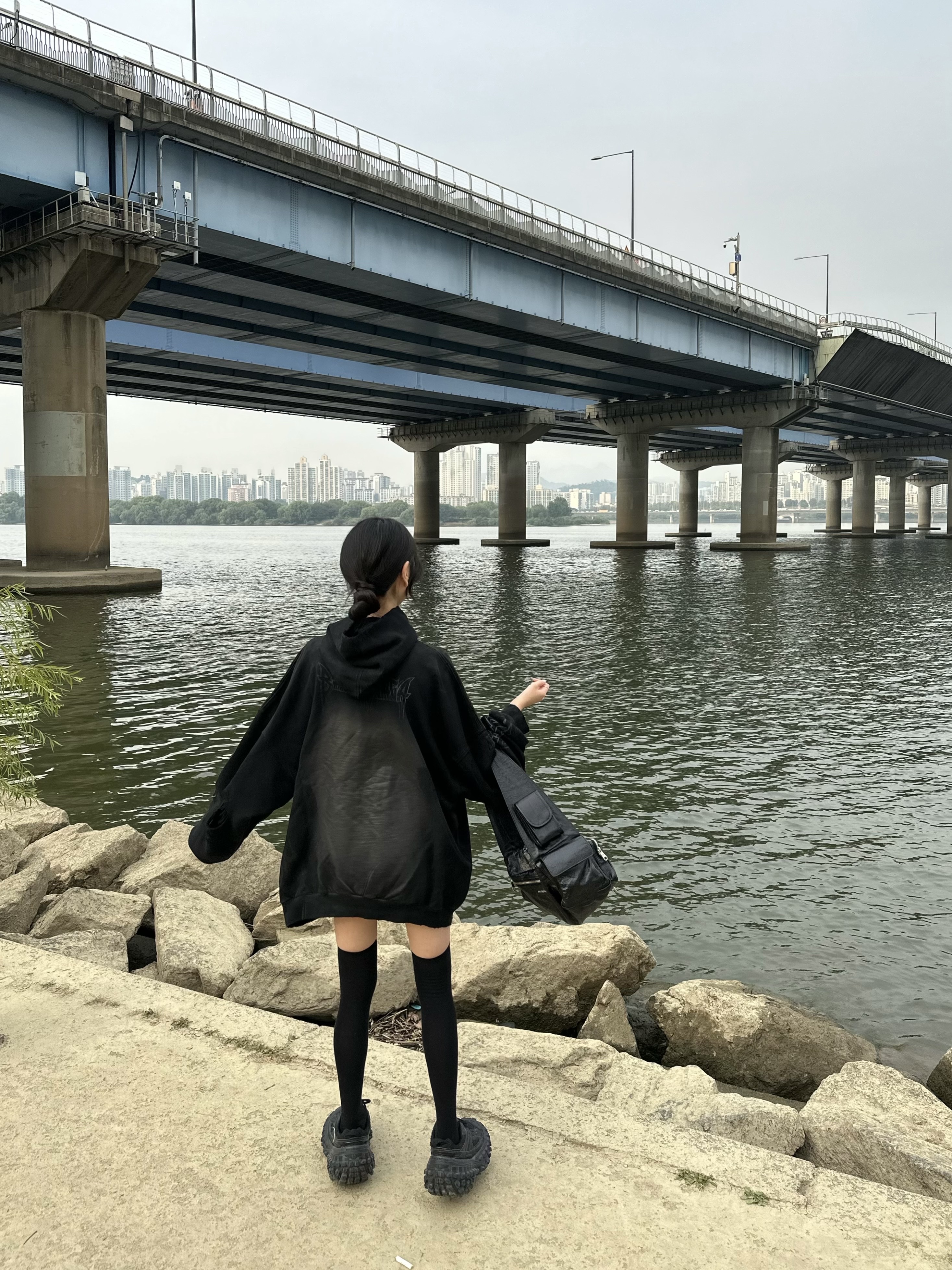 Balenciaga Paris Moon No Pocket Oversized Hoodie Faded Black, Balenciaga Superbusy Small Sling Bag Black 착용 스타일 - 2