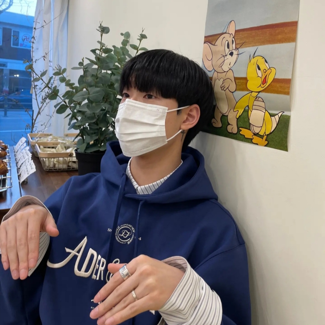 Ader Error Verif Logo Hoodie Navy 착용 스타일