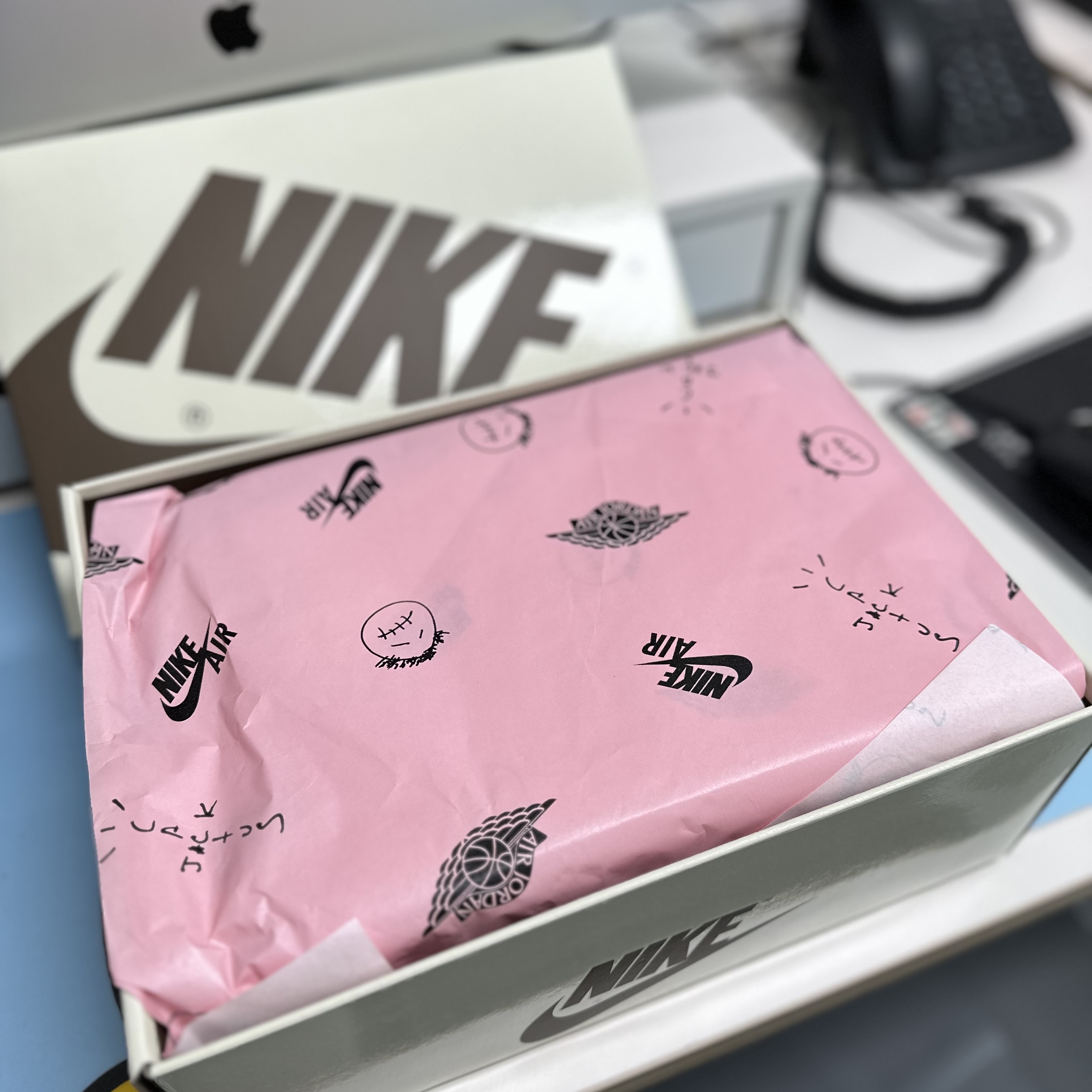 Jordan 1 x Travis Scott Retro Low Golf NRG Neutral Olive 착용 스타일 - 2