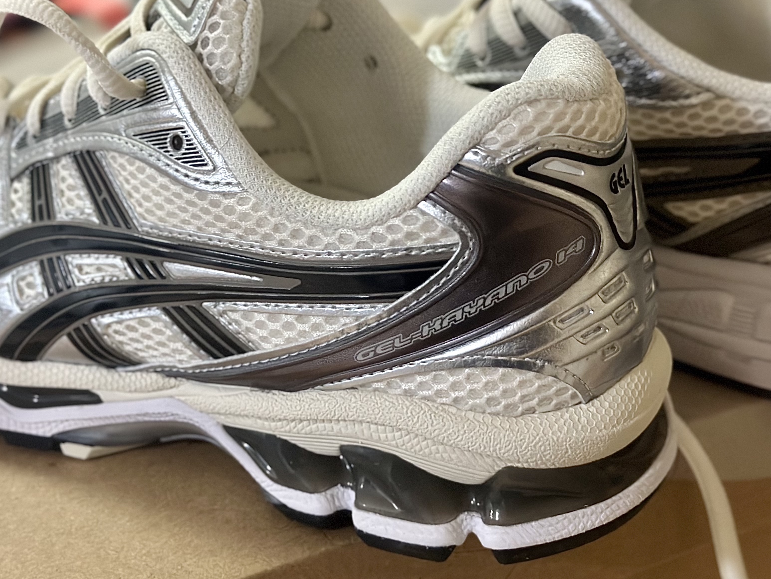 Asics Gel-Kayano 14 Cream Black 착용 스타일 - 2