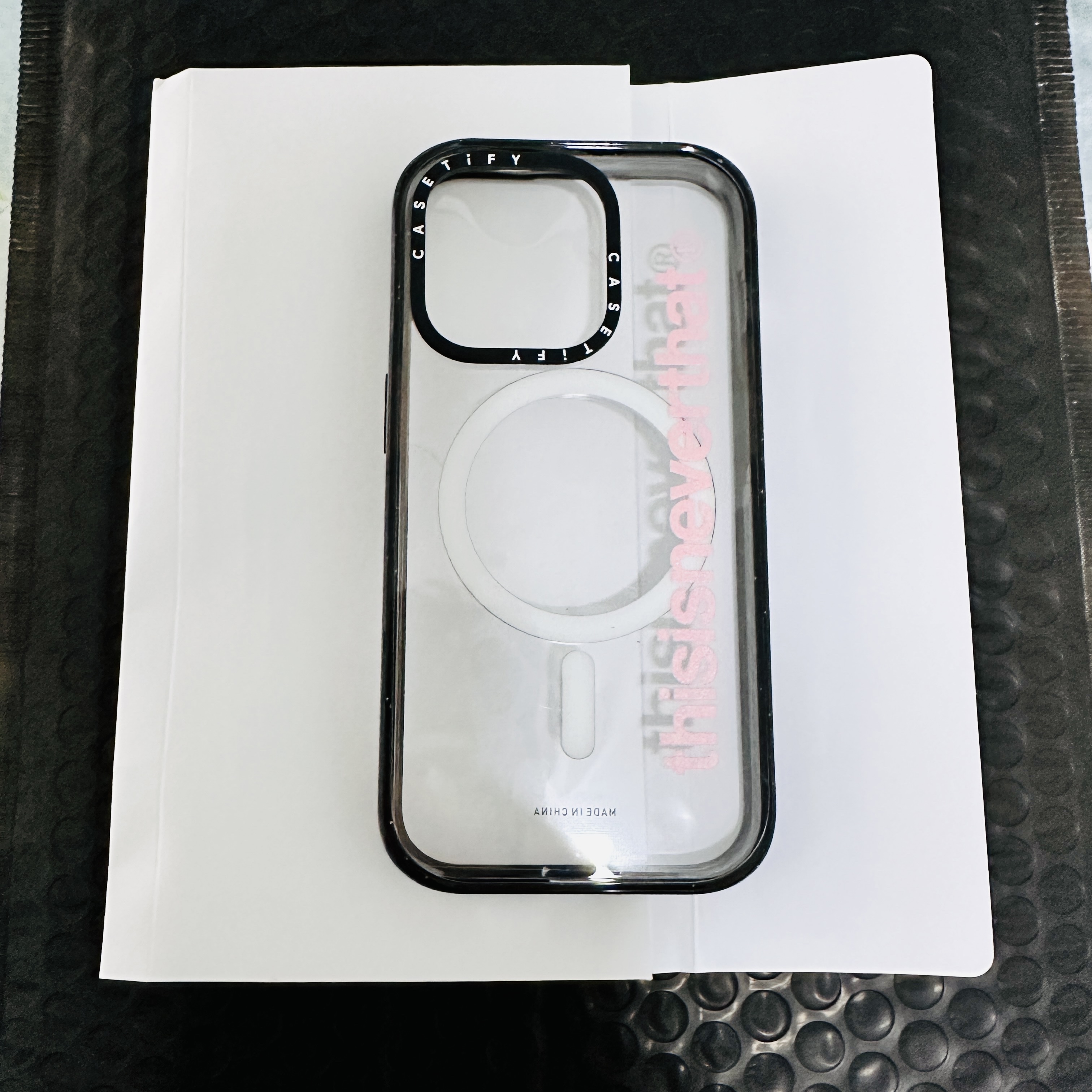 Casetify x Thisisneverthat iPhone Pink T-Logo MagSafe CaseClear Black 착용 스타일 - 1