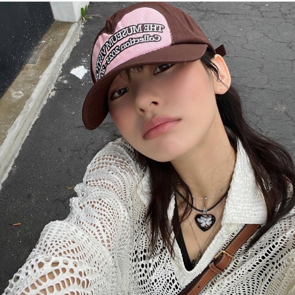 The Museum Visitor Heart Cut-Out Logo Ballcap Brown 착용 스타일