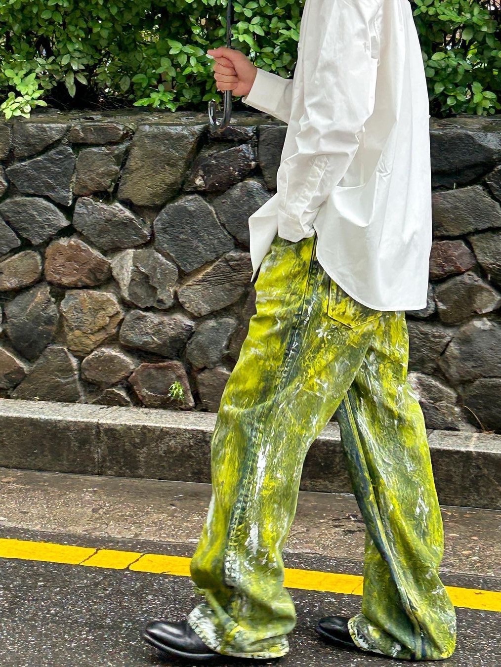 The Museum Visitor Hand Painted Denim Pants Yellow, The Museum Visitor Hand Painted Denim Pants Pink 착용 스타일