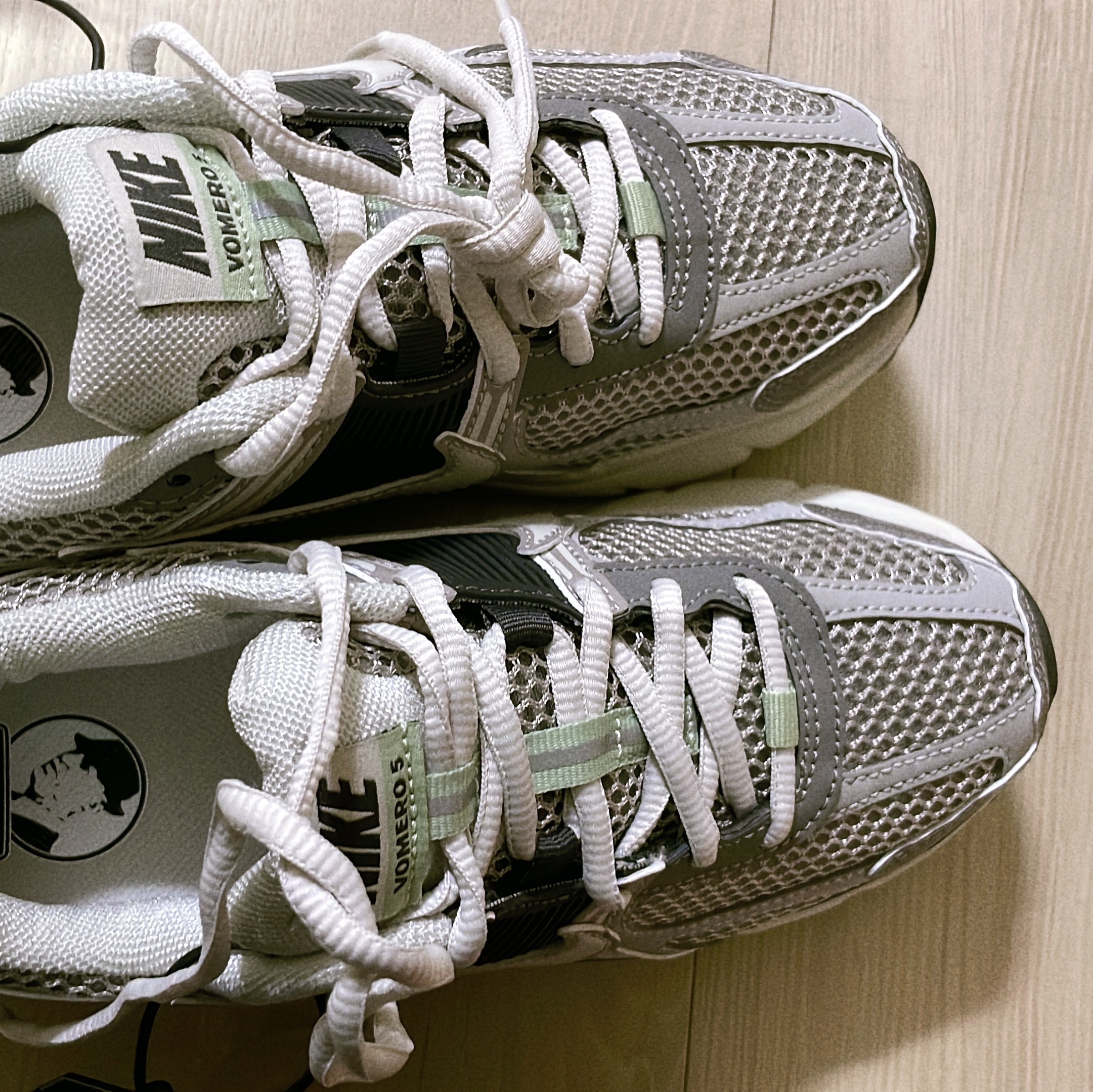 (W) Nike Zoom Vomero 5 Cobblestone and Flat Pewter 착용 스타일