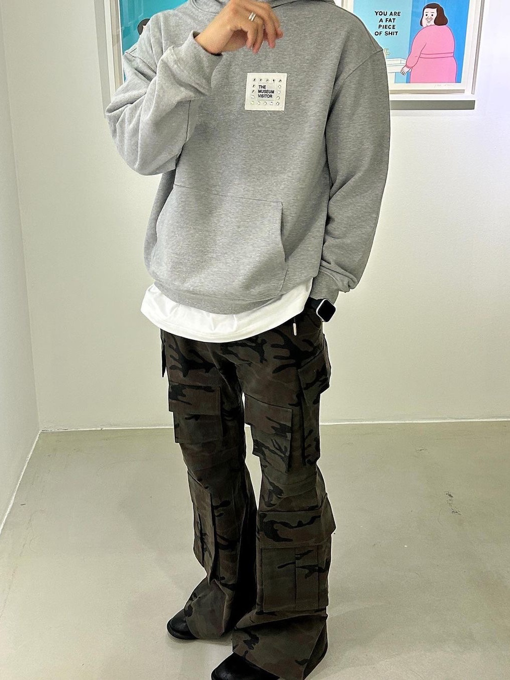 The Museum Visitor Ten Flap Pocket Bootscut Cargo Pants Black, The Museum Visitor Five Star Stud Pocket Shirts Red 착용 스타일 - 2