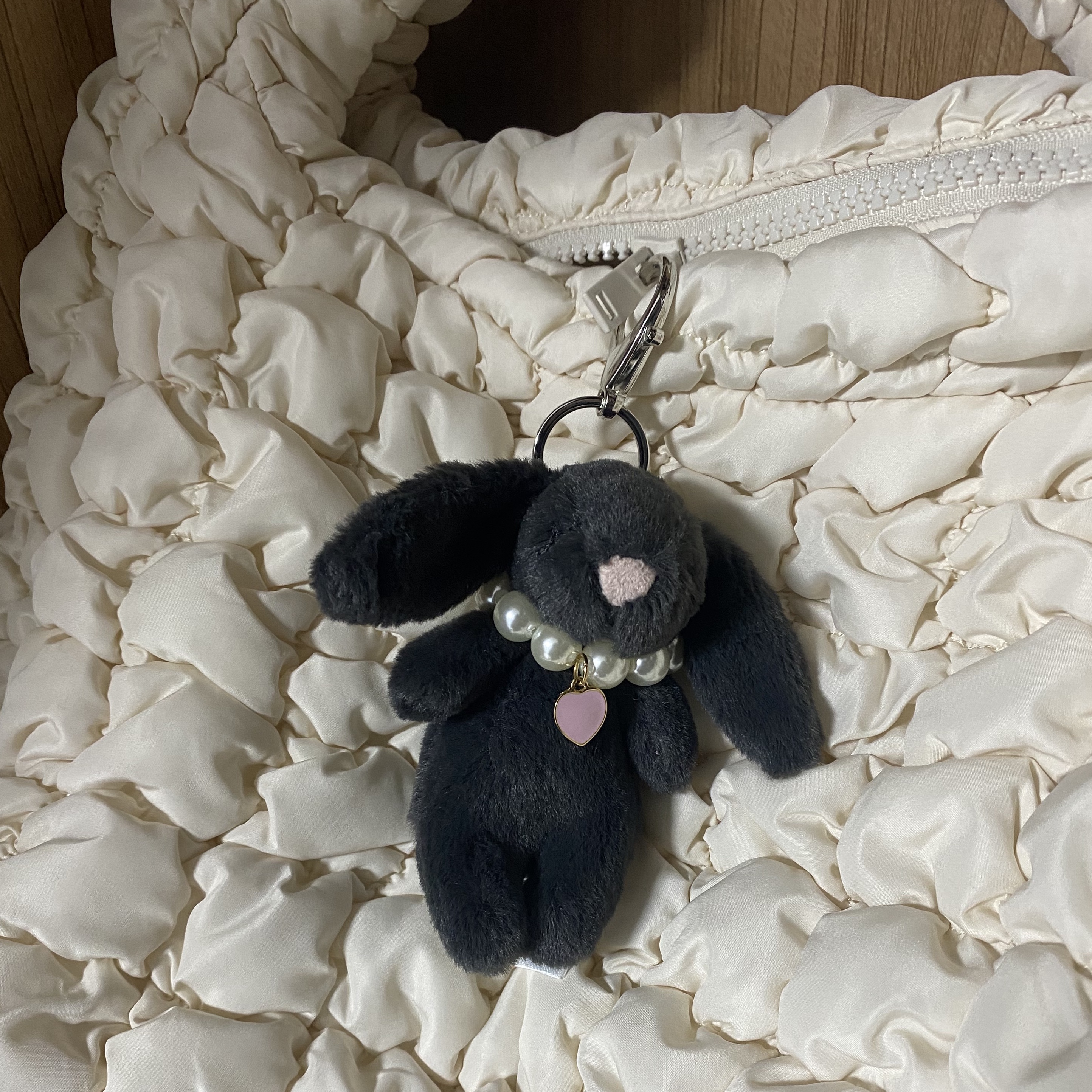 Jellycat Bashful Bunny Bag Charm Ink, COS Quilted Oversized Shoulder Bag Off White Light Beige 착용 스타일