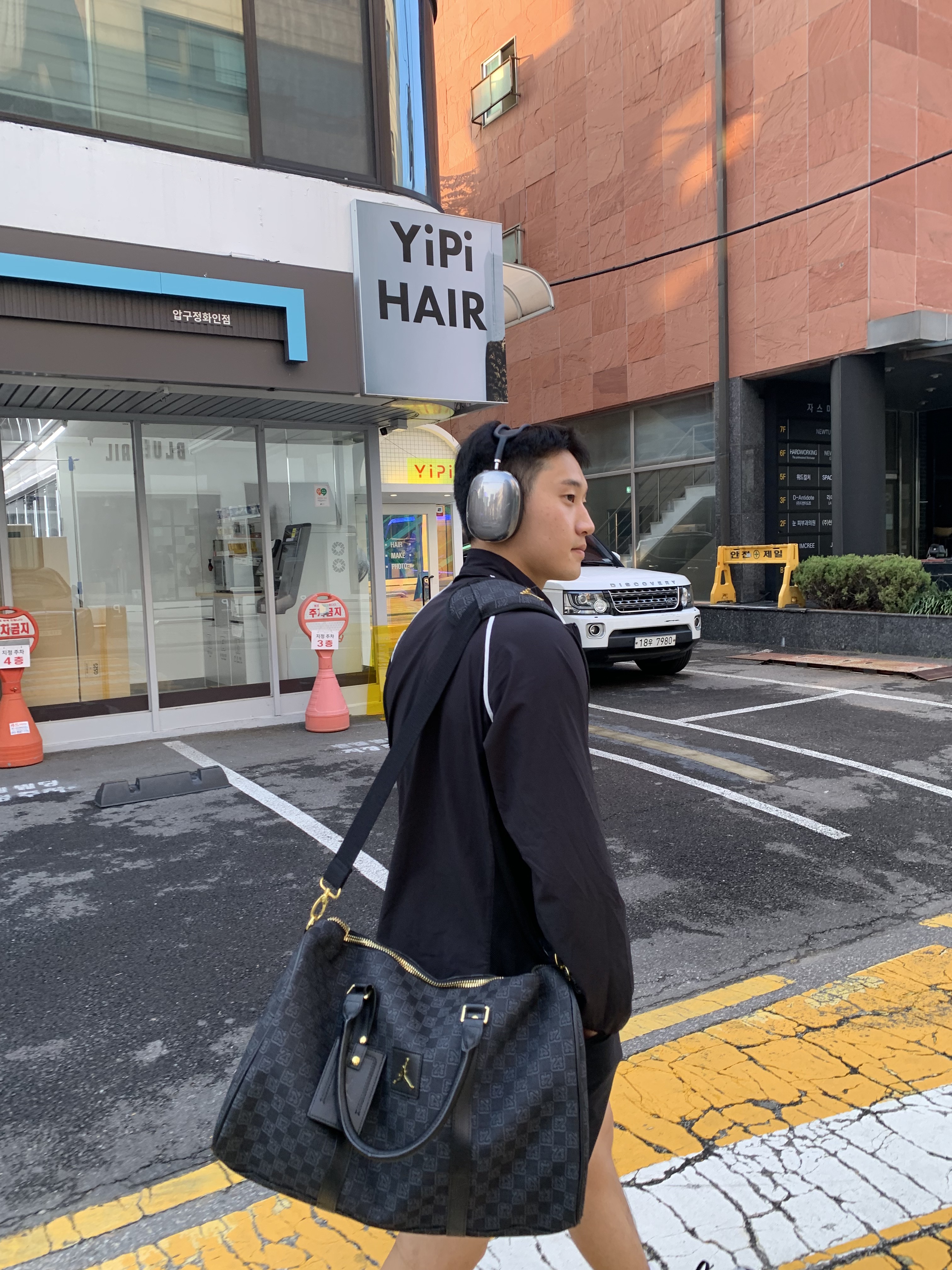 Jordan Monogram Duffle Bag Black (MA0759-023), Apple AirPods Max Lightning Space Gray (Korean Ver.) 착용 스타일 - 3