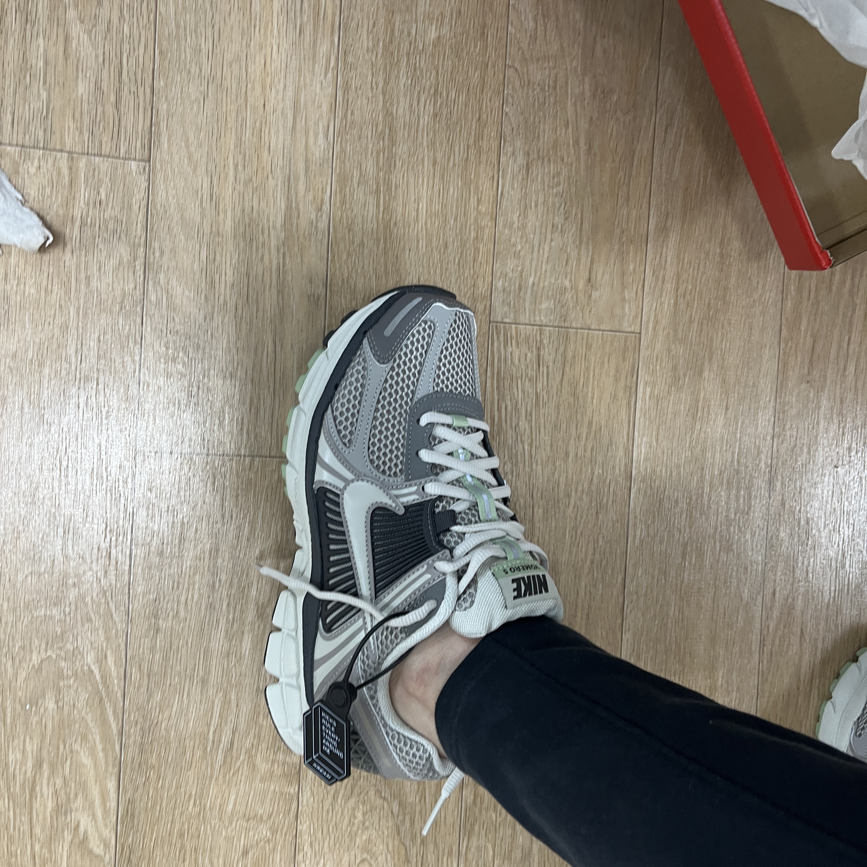 (W) Nike Zoom Vomero 5 Cobblestone and Flat Pewter 착용 스타일