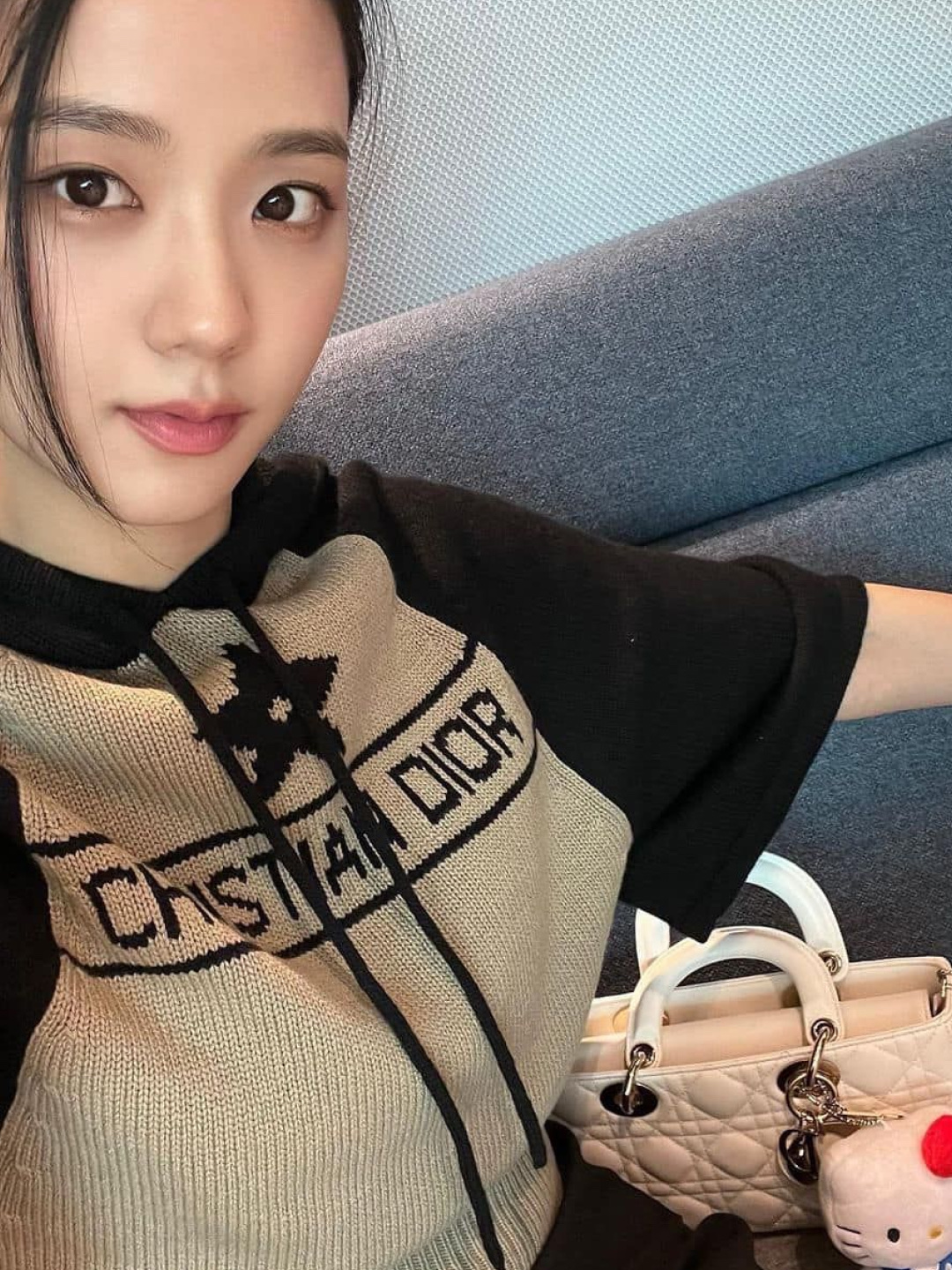 Jellycat Bashful Bunny Bag Charm Tulip, Dior Small Diorcamp Bag Macrocannage Calfskin Latte 착용 스타일 - 4